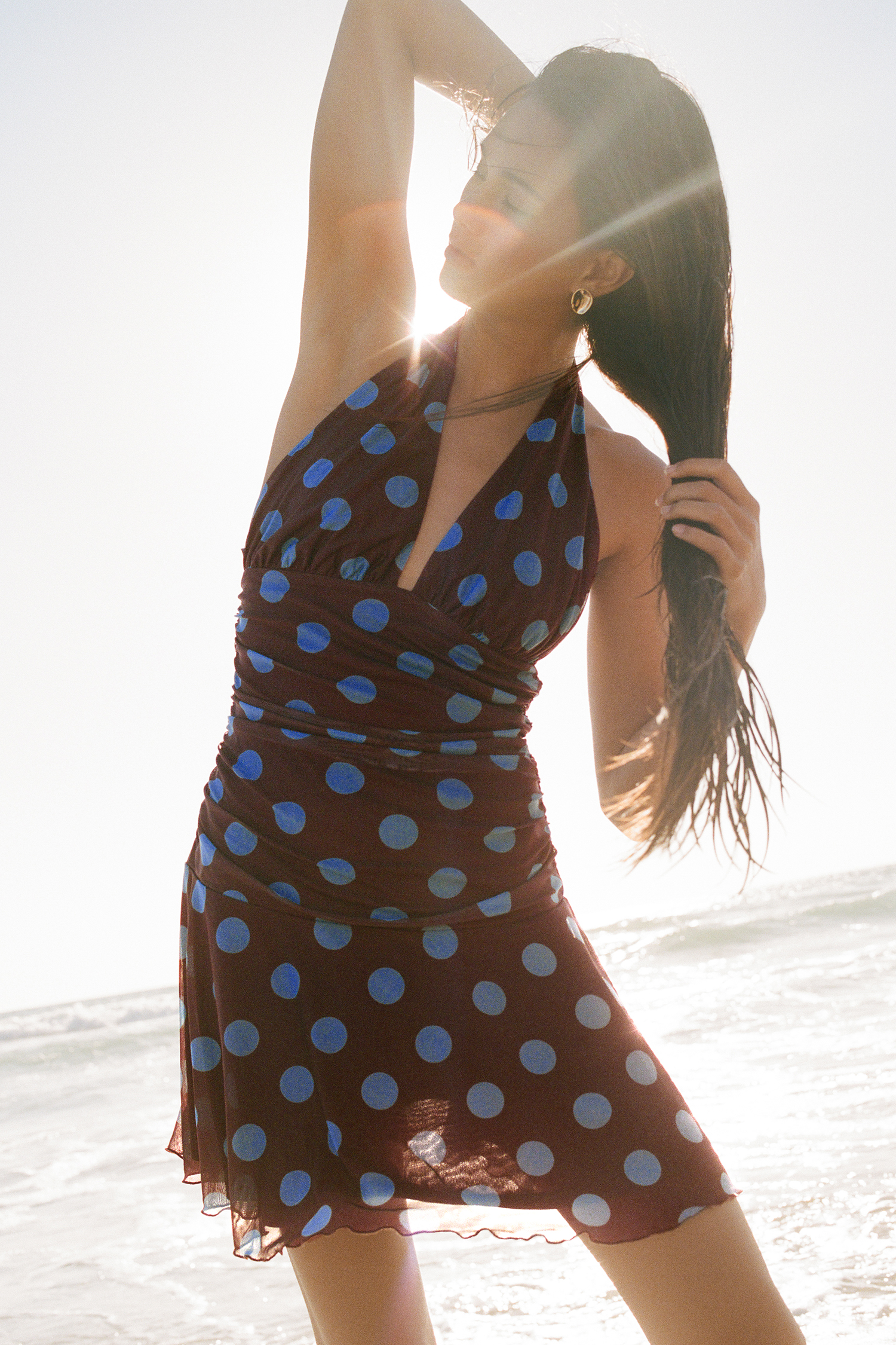 Braunes Polka-Dot Mini-Strandkleid mit tiefem Ausschnitt