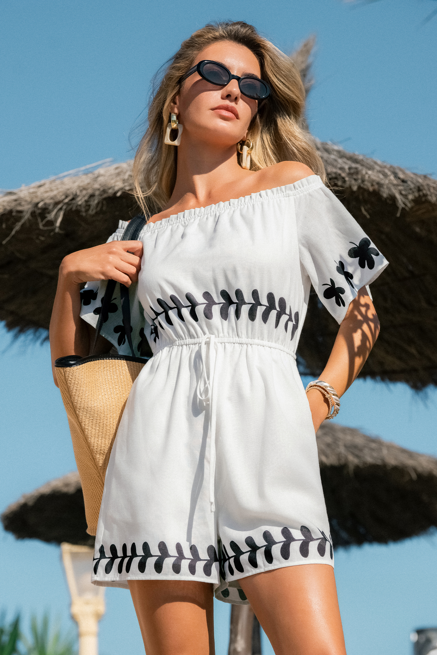 Weißer Romper mit Off-Shoulder-Ausschnitt