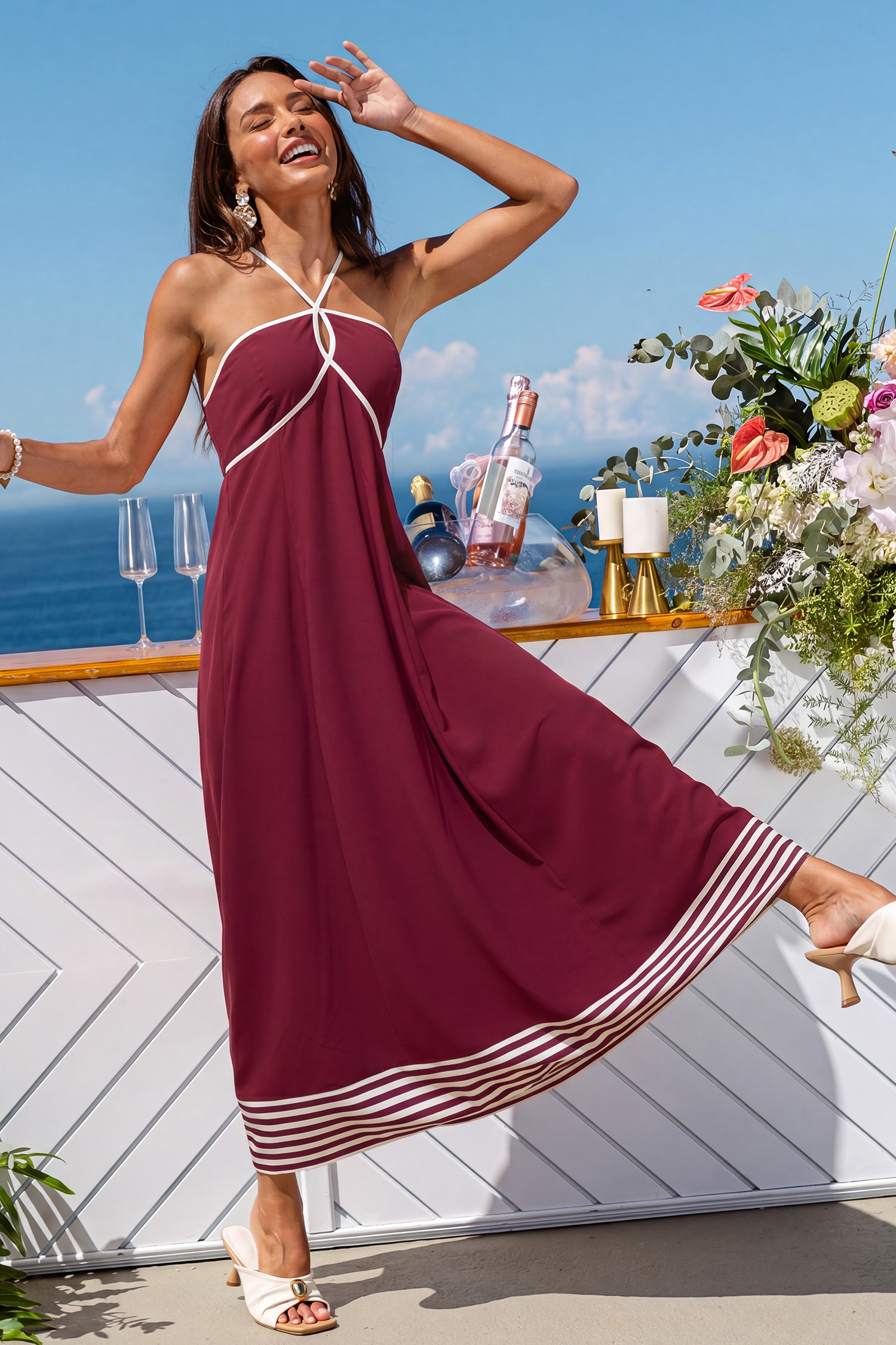 Robe longue rouge à col droit et ouverture goutte