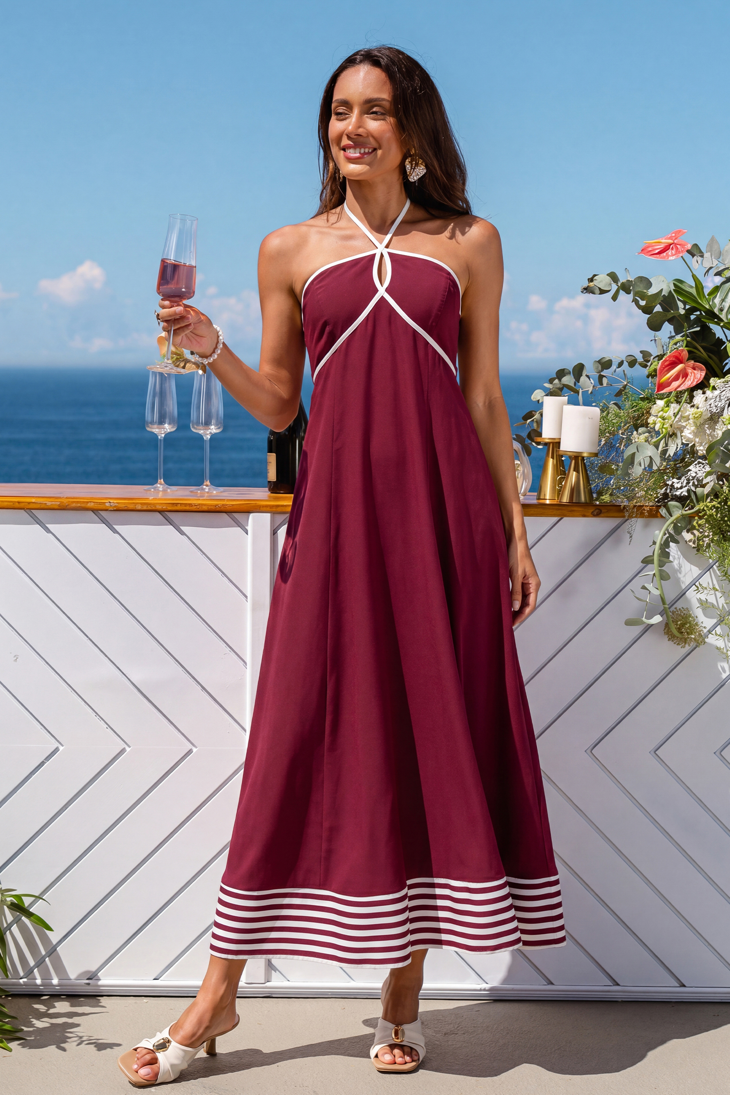 Robe longue rouge à col droit et ouverture goutte