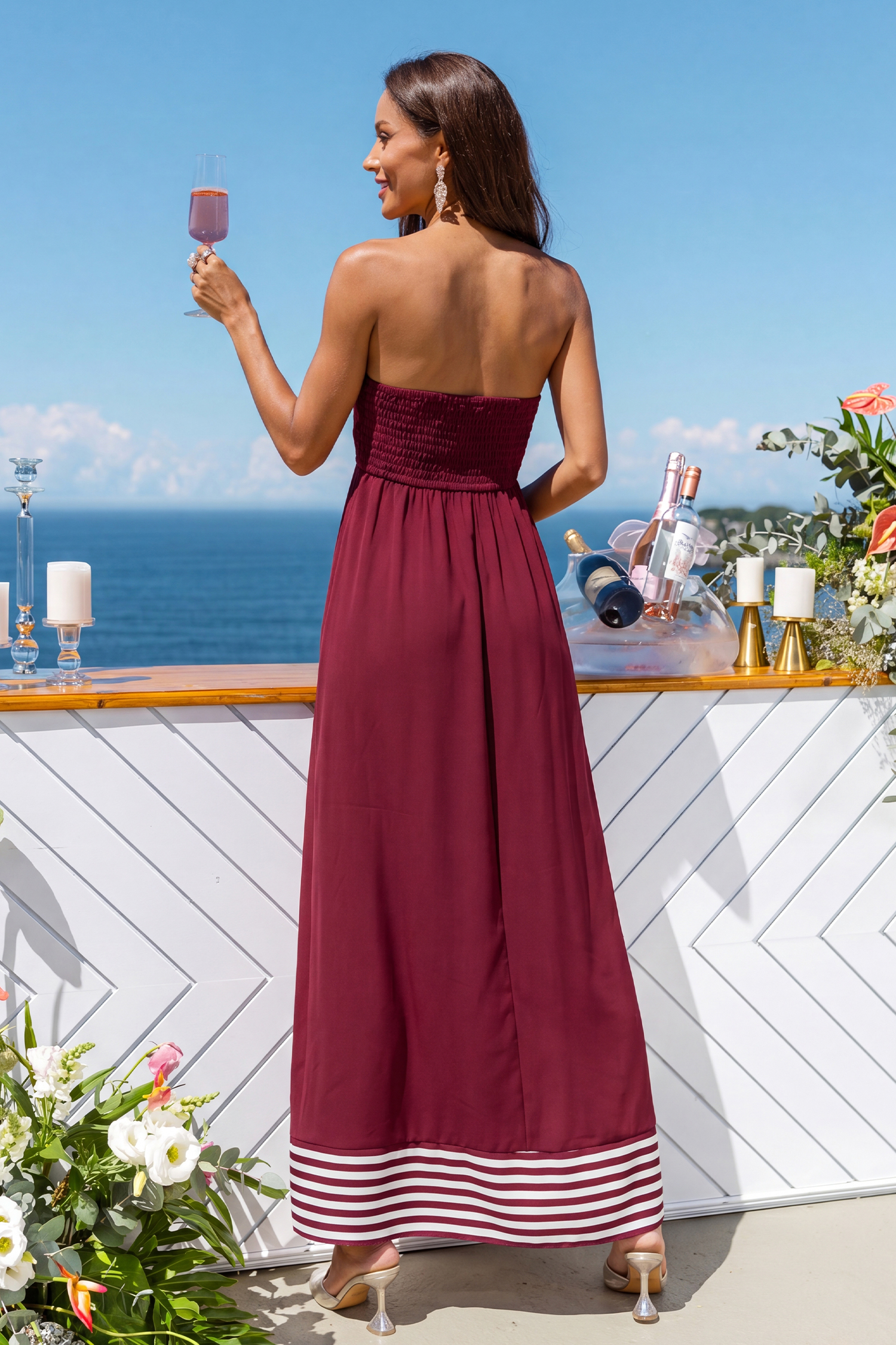 Robe longue rouge à col droit et ouverture goutte
