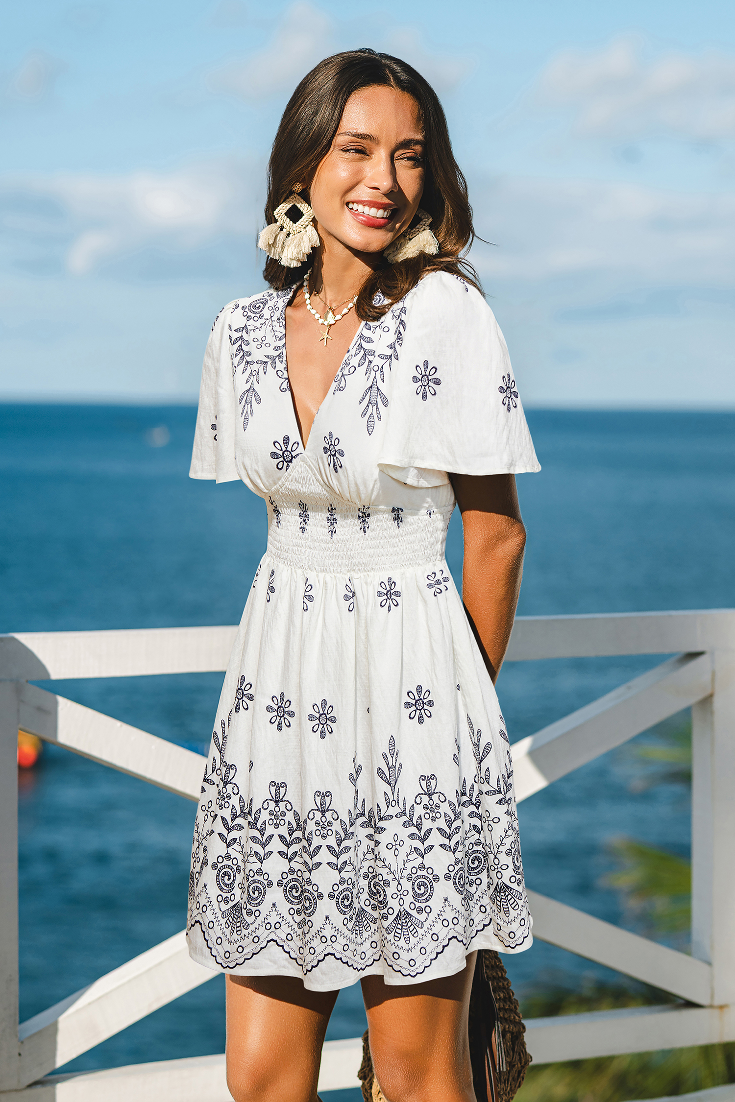 Geblümtes Kurzarm Mini-Strandkleid mit tiefem Ausschnitt