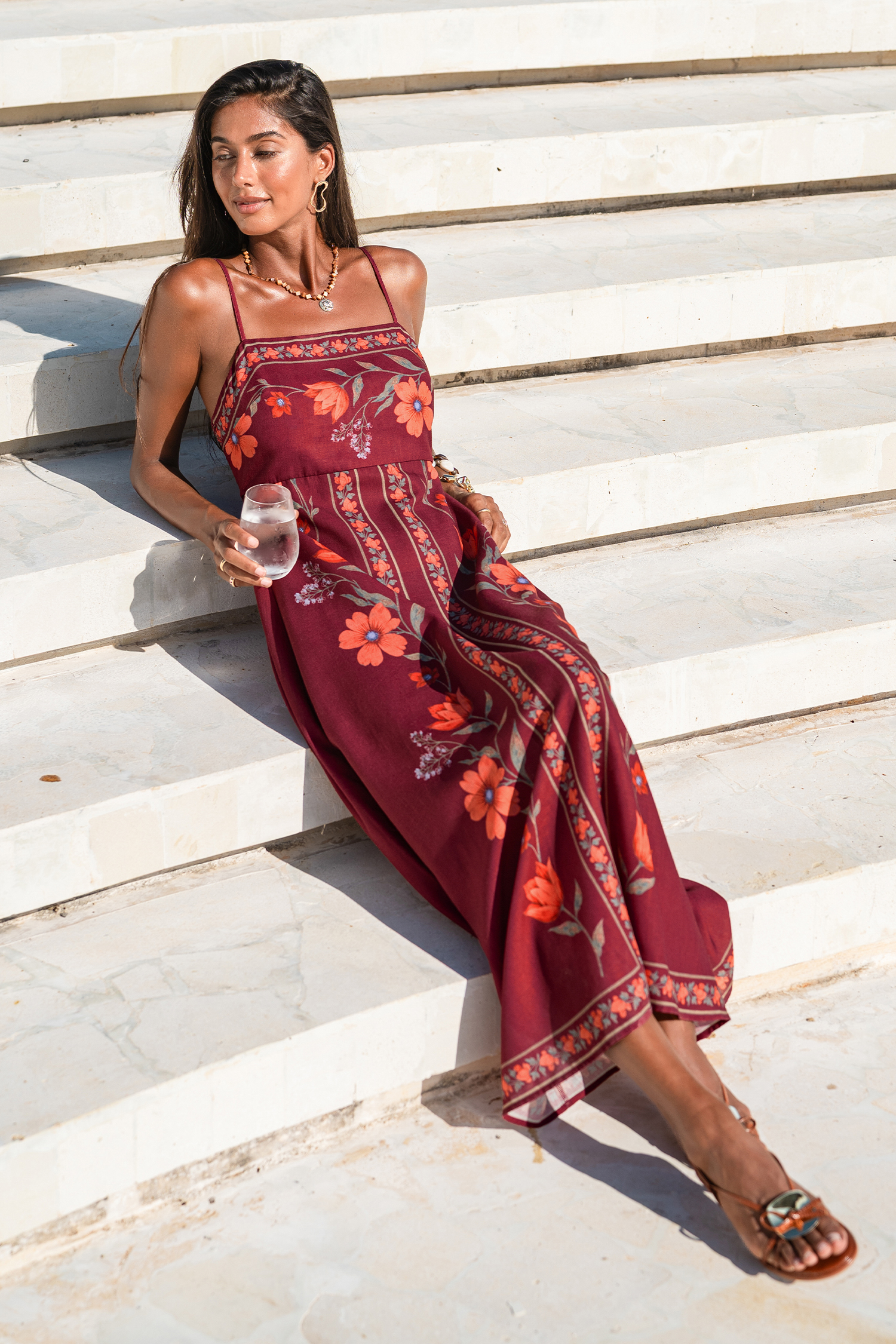 Robe longue fleurie sans manches à col carré