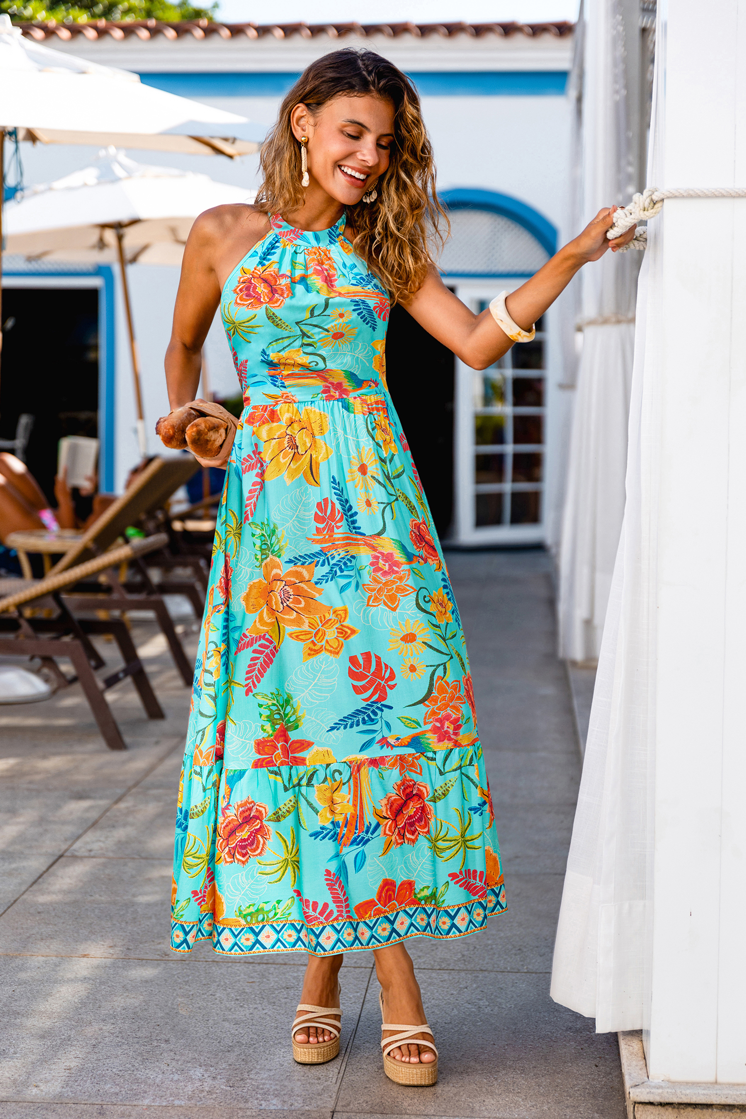 Grün geblümtes Midi-Strandkleid mit hohem Ausschnitt