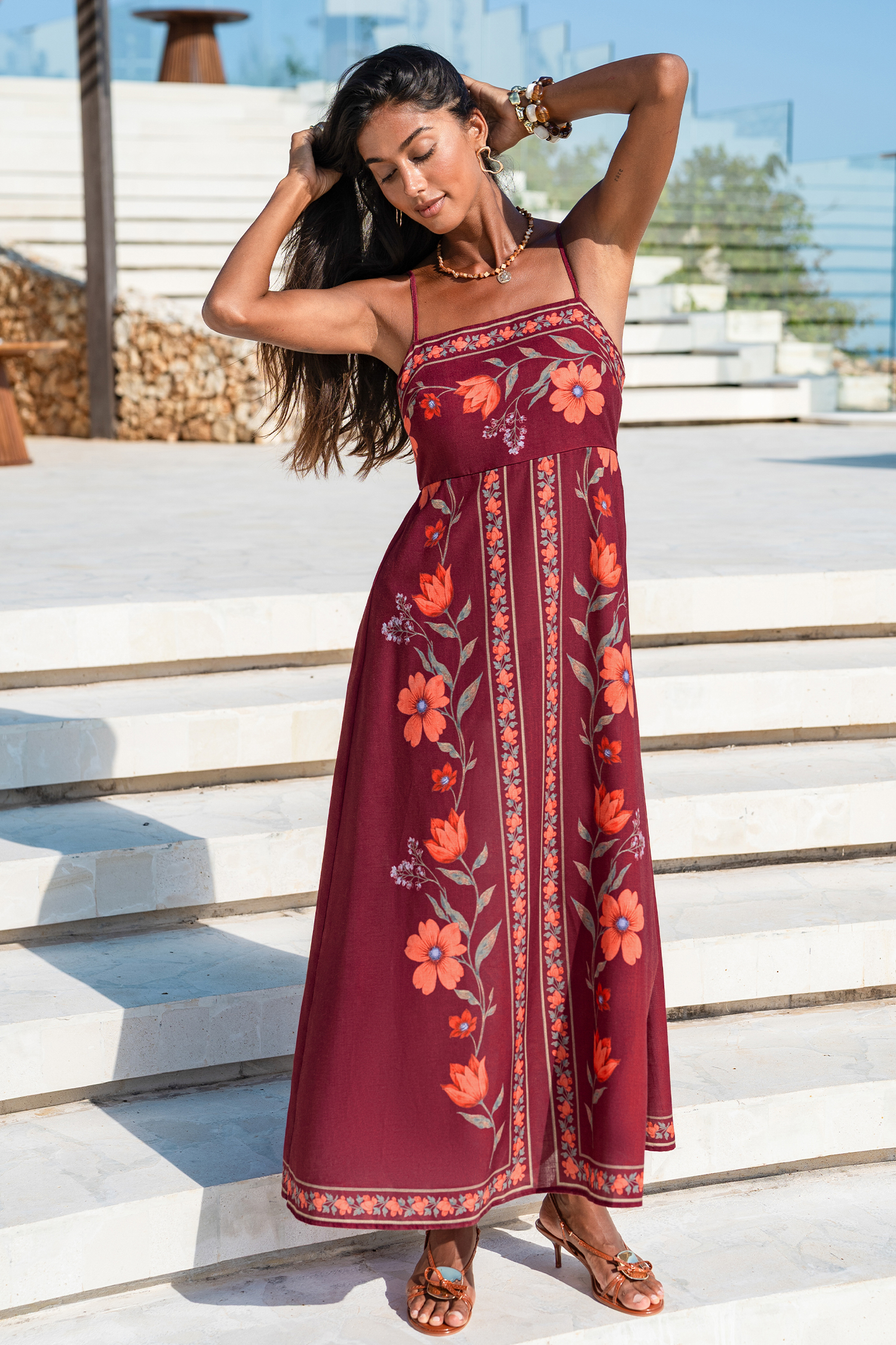 Robe longue fleurie sans manches à col carré