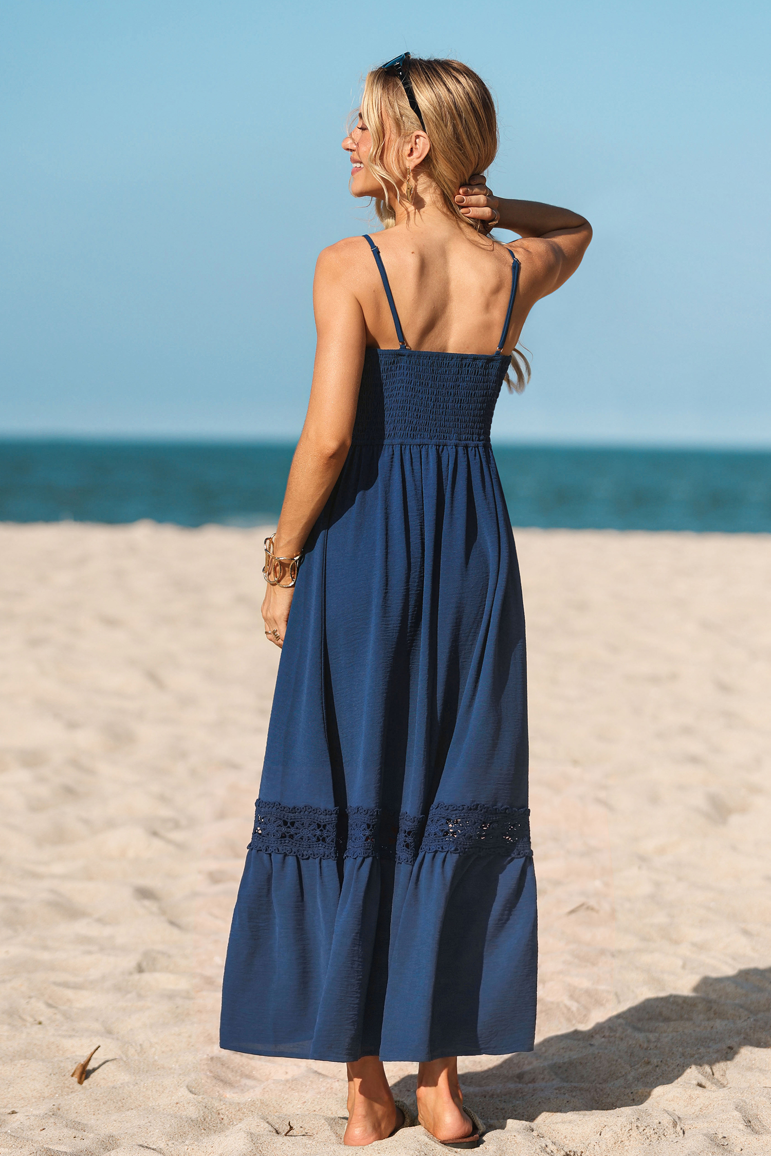 Robe longue bleue à col en V