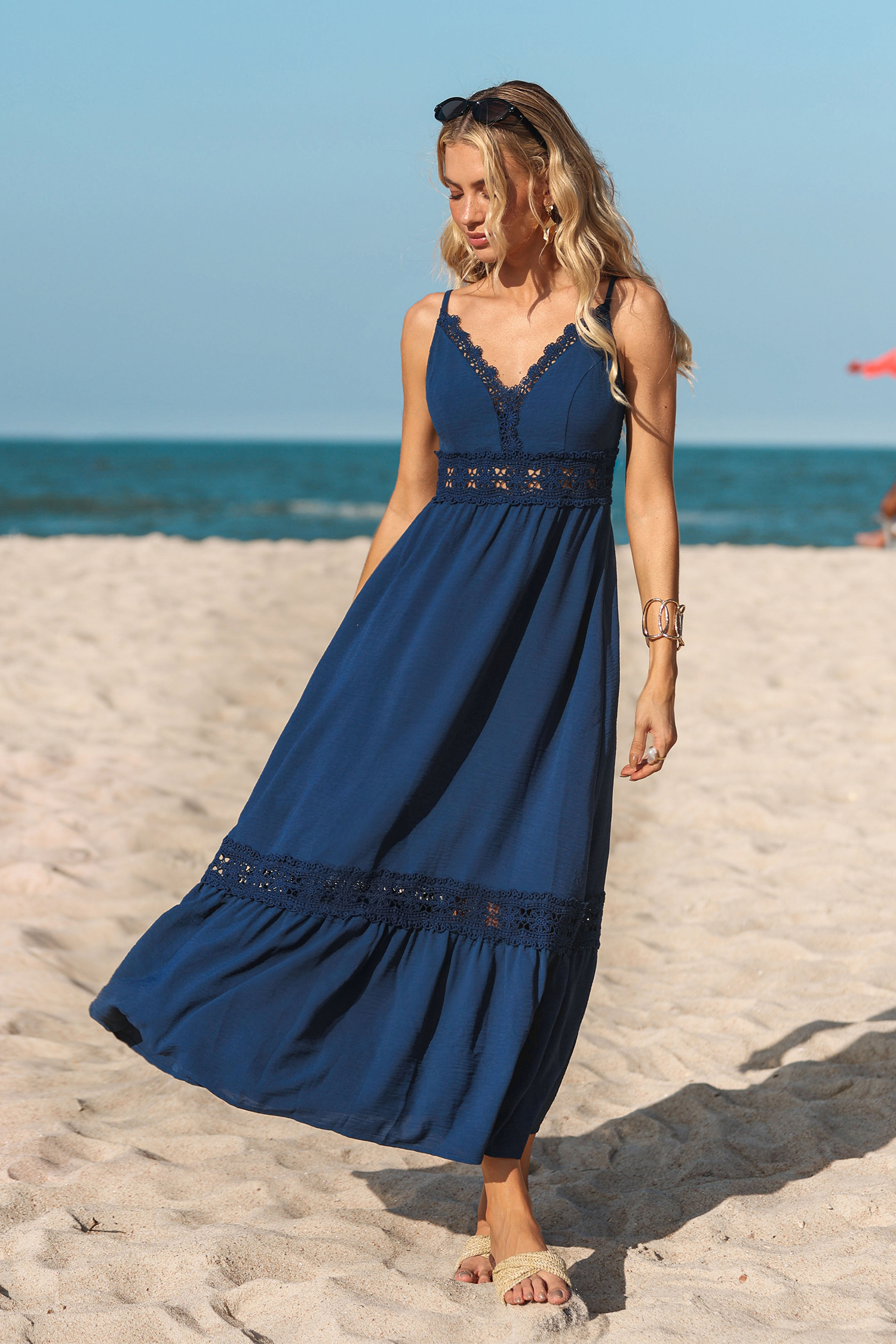 Robe longue bleue à col en V