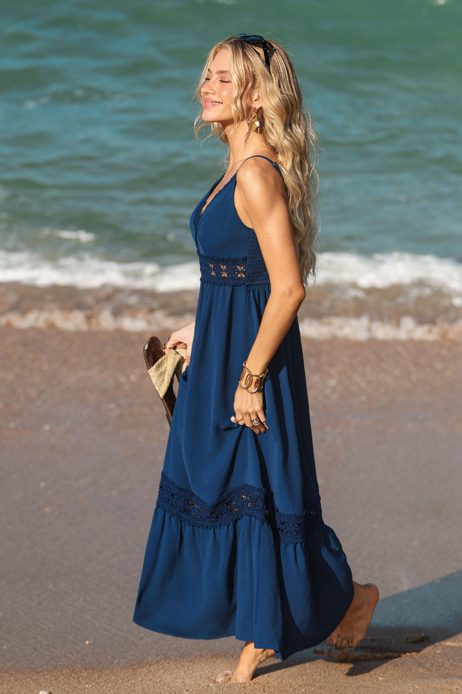 Robe longue bleue à col en V