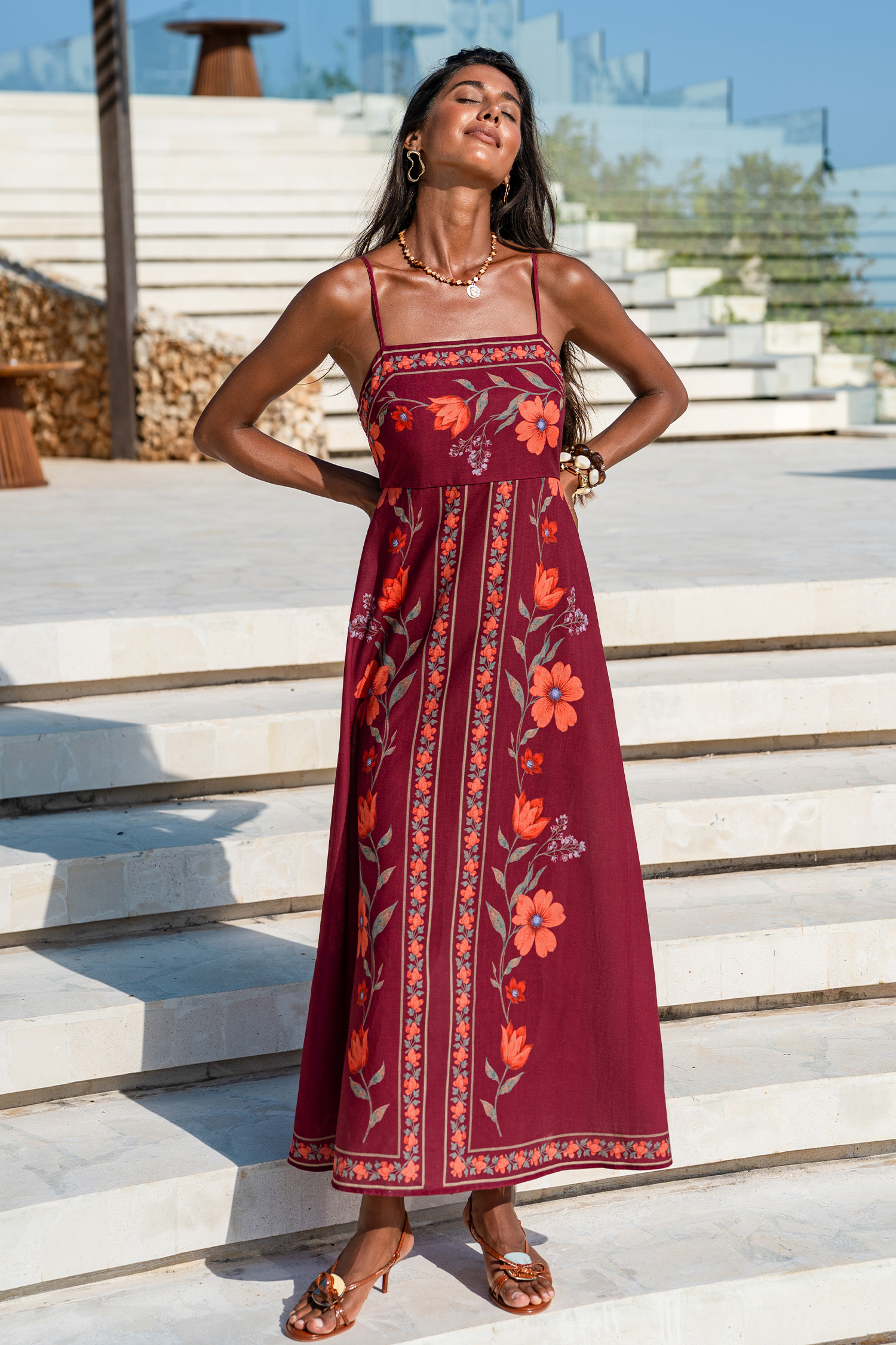 Robe longue fleurie sans manches à col carré