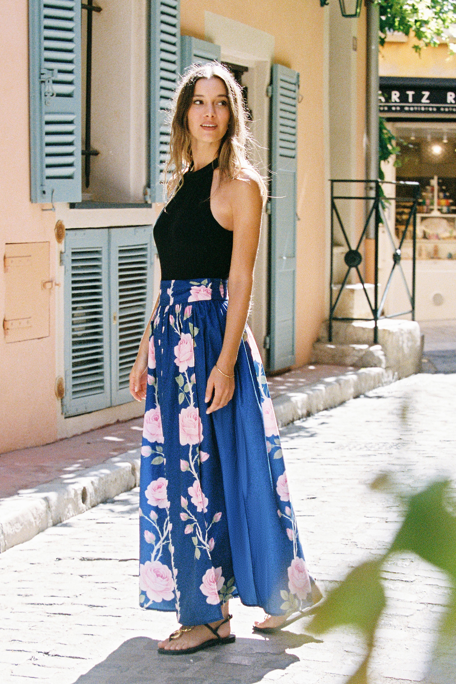 Robe longue florale à col haut sans manches