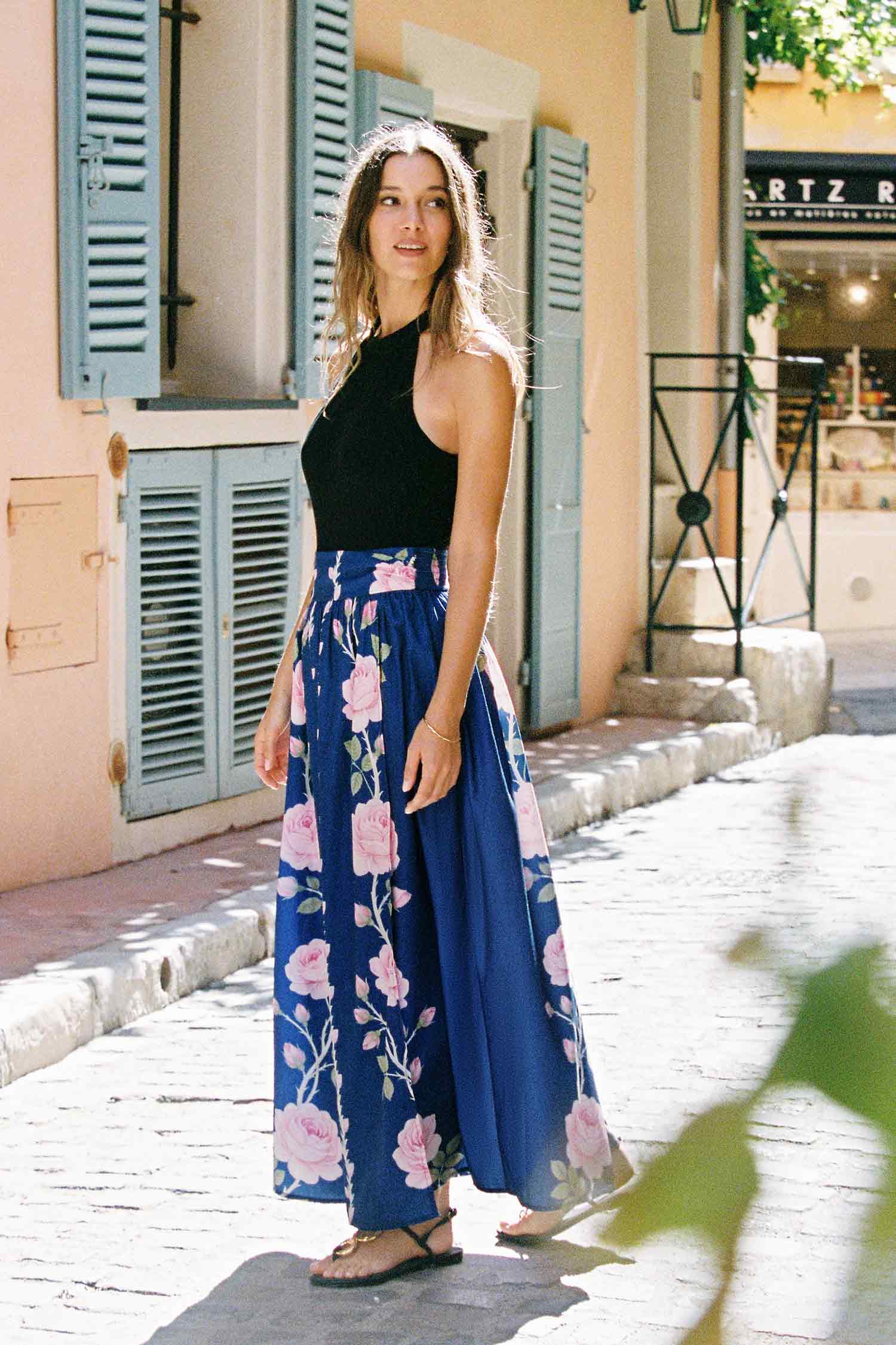 Blau geblümtes Maxikleid mit hohem Ausschnitt