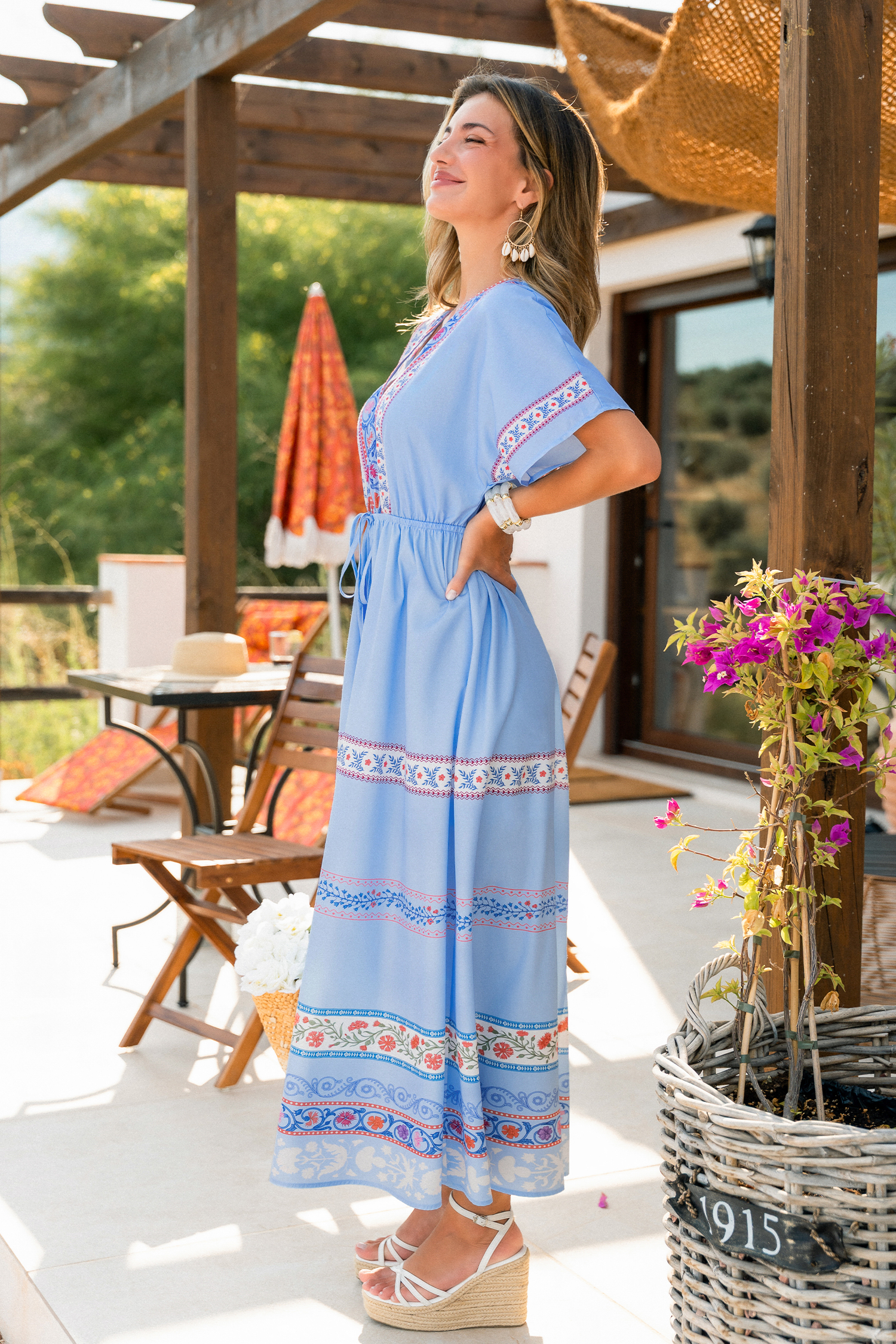 Robe longue fleurie à cordon