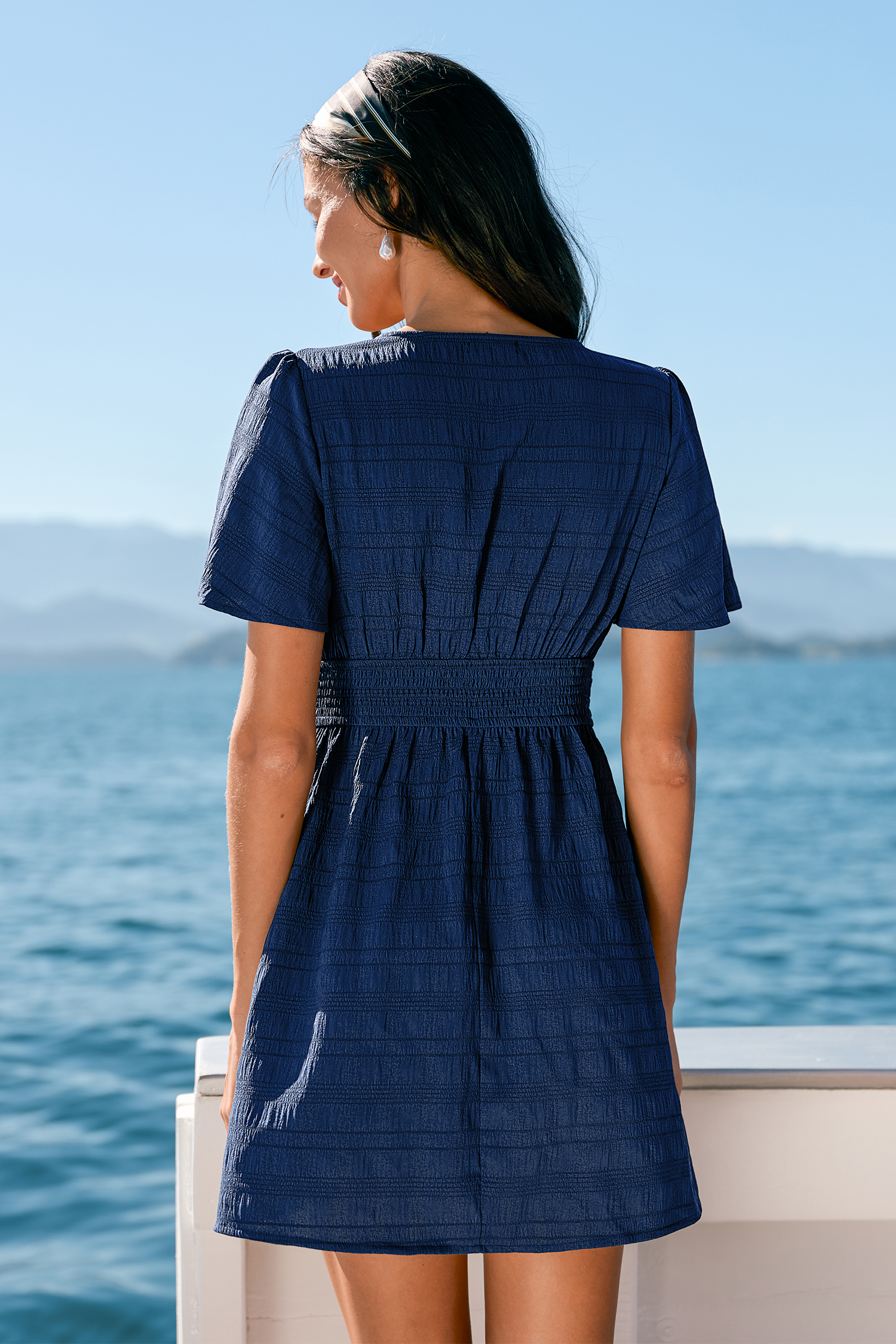 Robe courte bleue à col en V