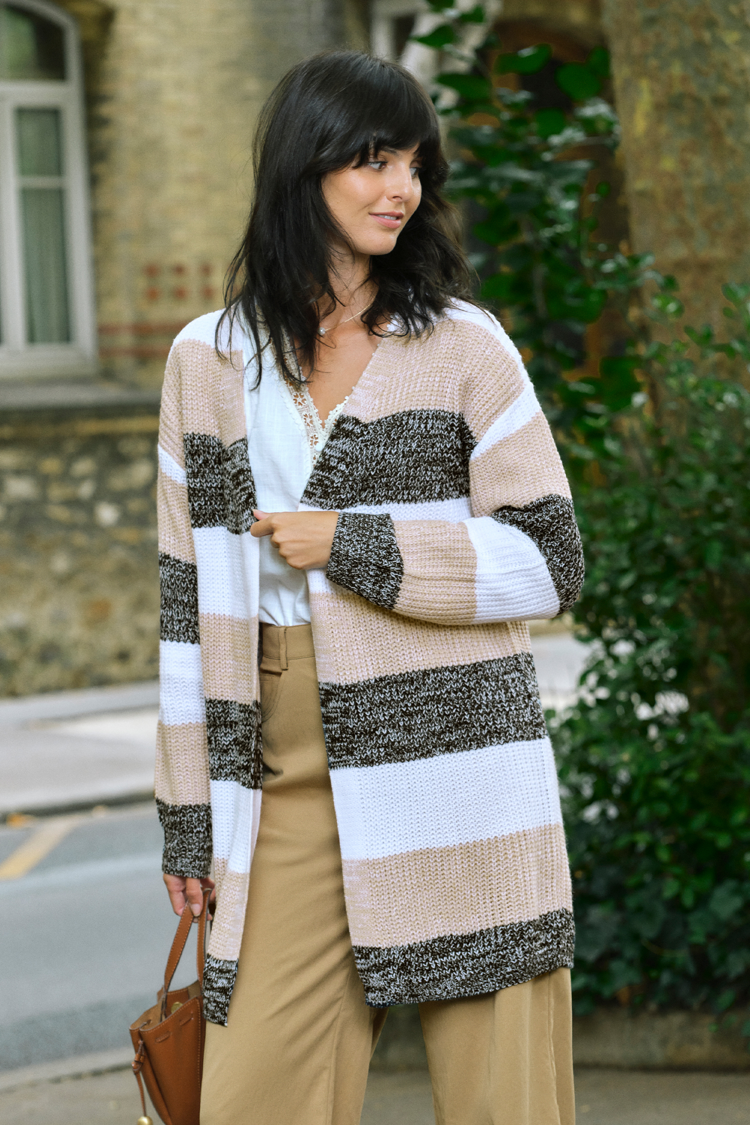 Cardigan spolverino a righe con maniche lunghe e apertura frontale