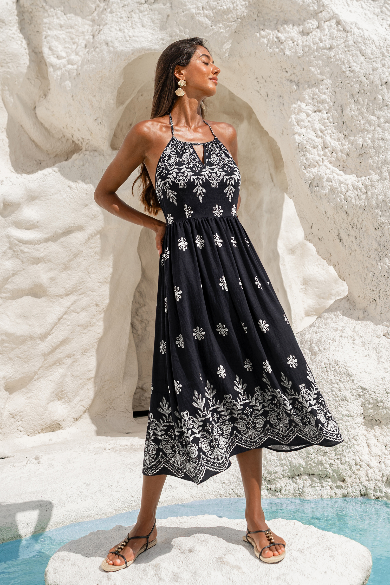 Robe longue fleurie à col tour de cou et découpe goutte