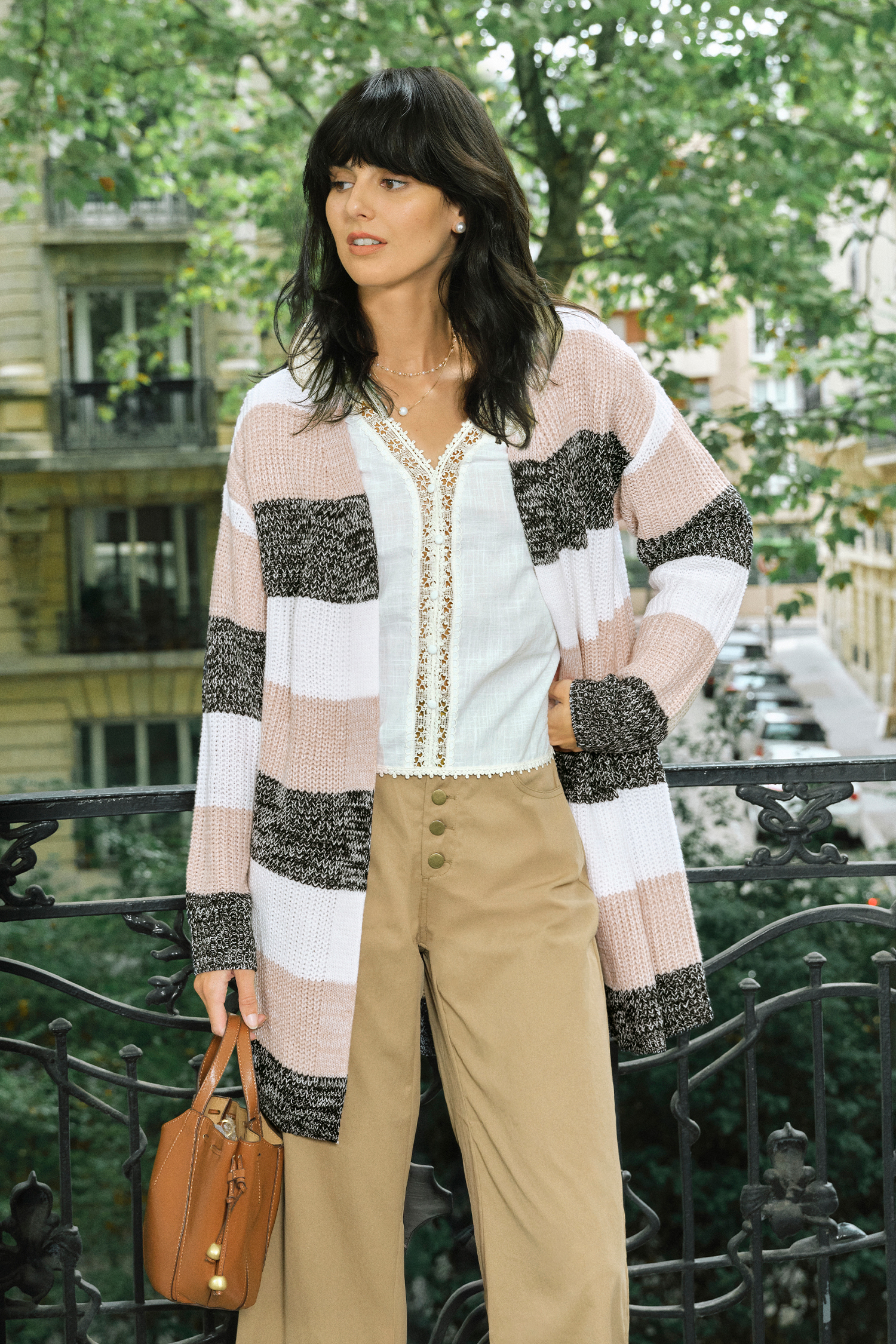Cardigan spolverino a righe con maniche lunghe e apertura frontale
