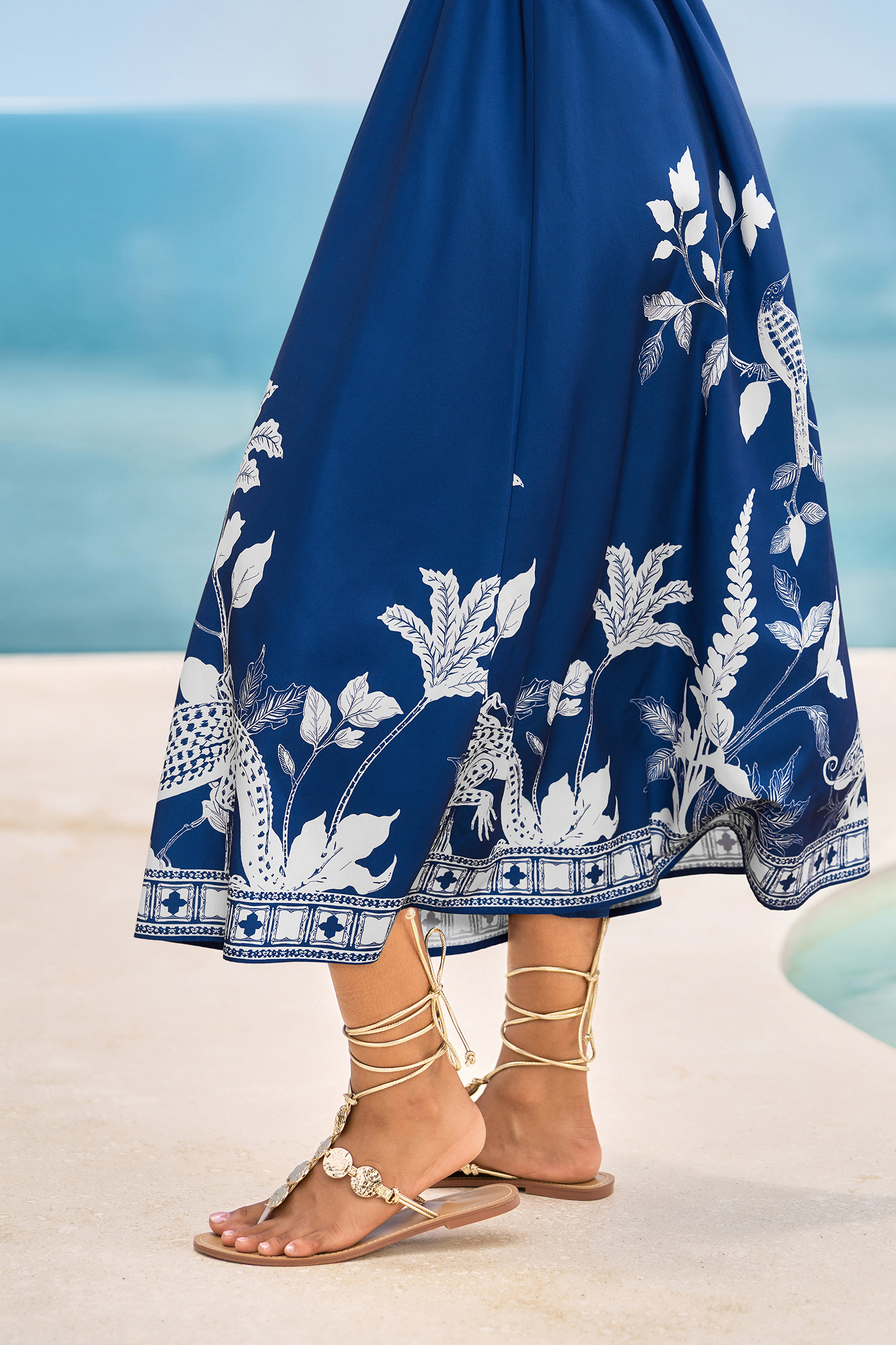 Robe midi tropicale à col en V et manches courtes