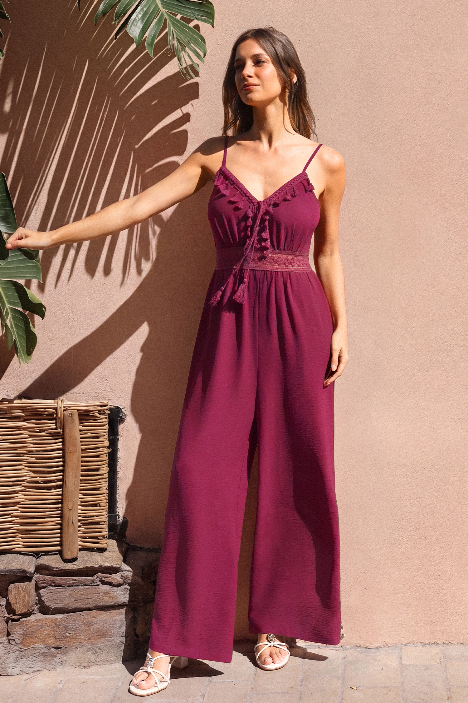 Roter Jumpsuit mit Quastendetails