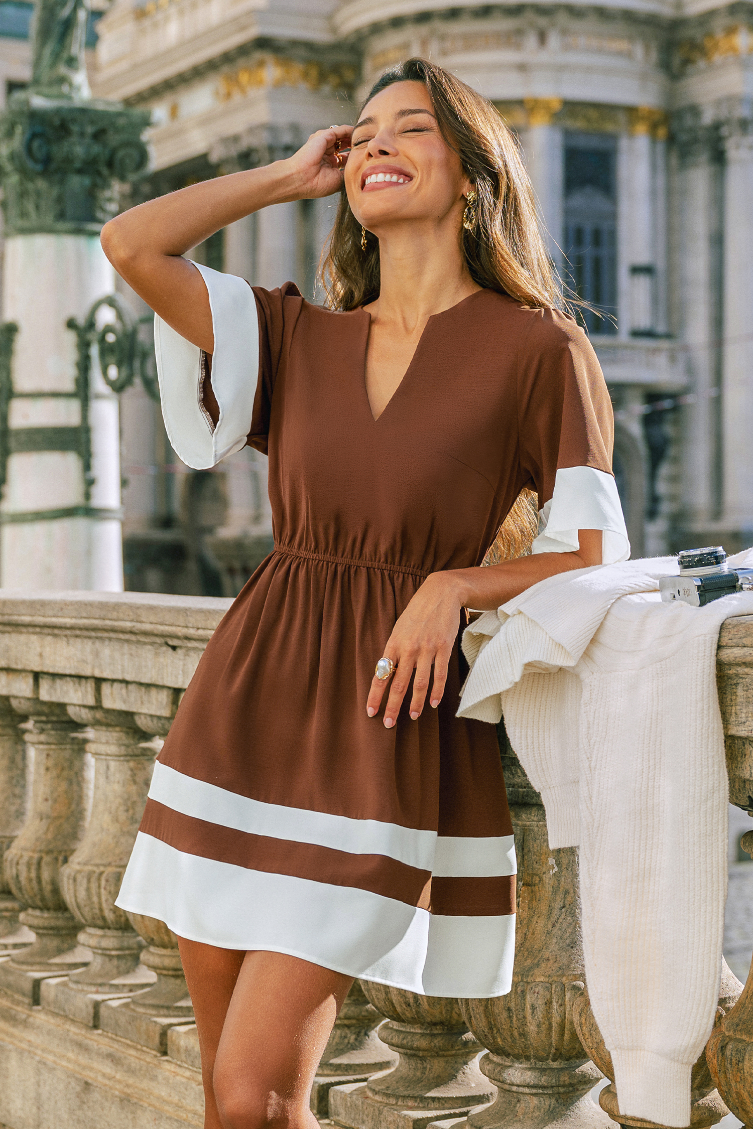 Robe courte colorblock à col cranté