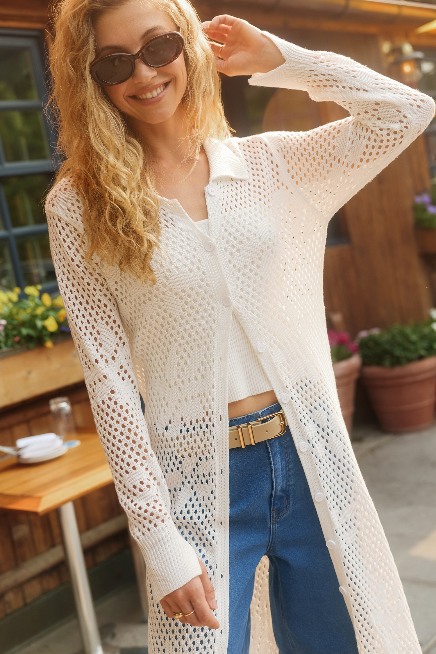Cardigan bianco per passeggiate del fine settimana