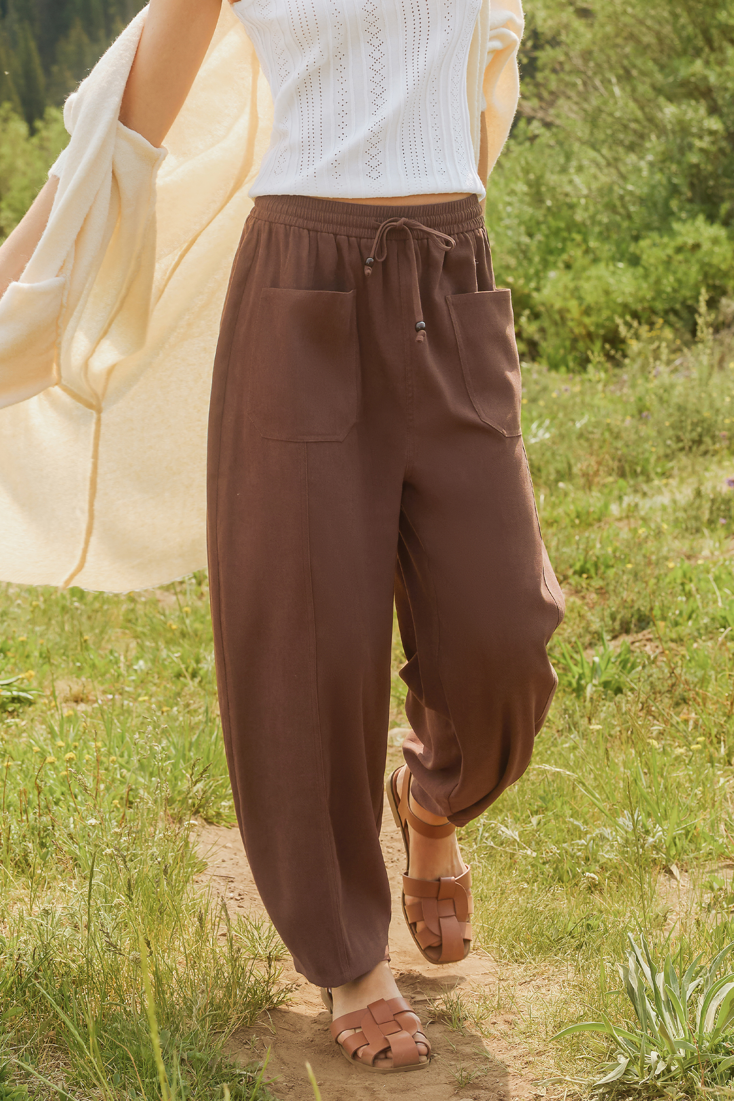 Pantaloni marroni per la stagione calda