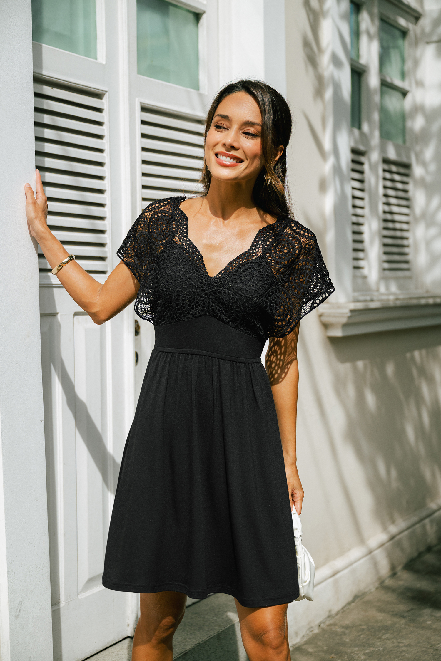 Robe courte noire à manches courtes