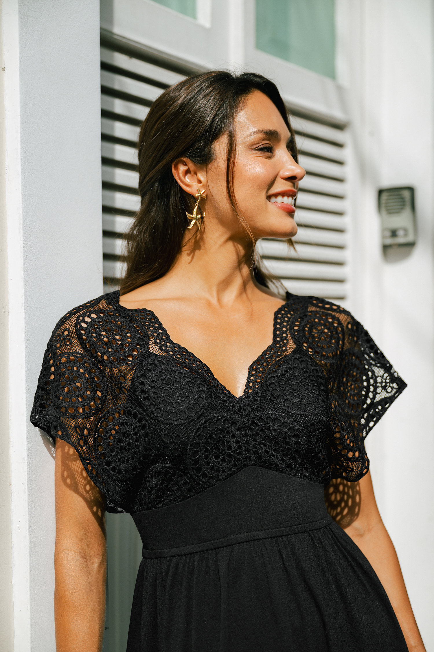 Robe courte noire à manches courtes