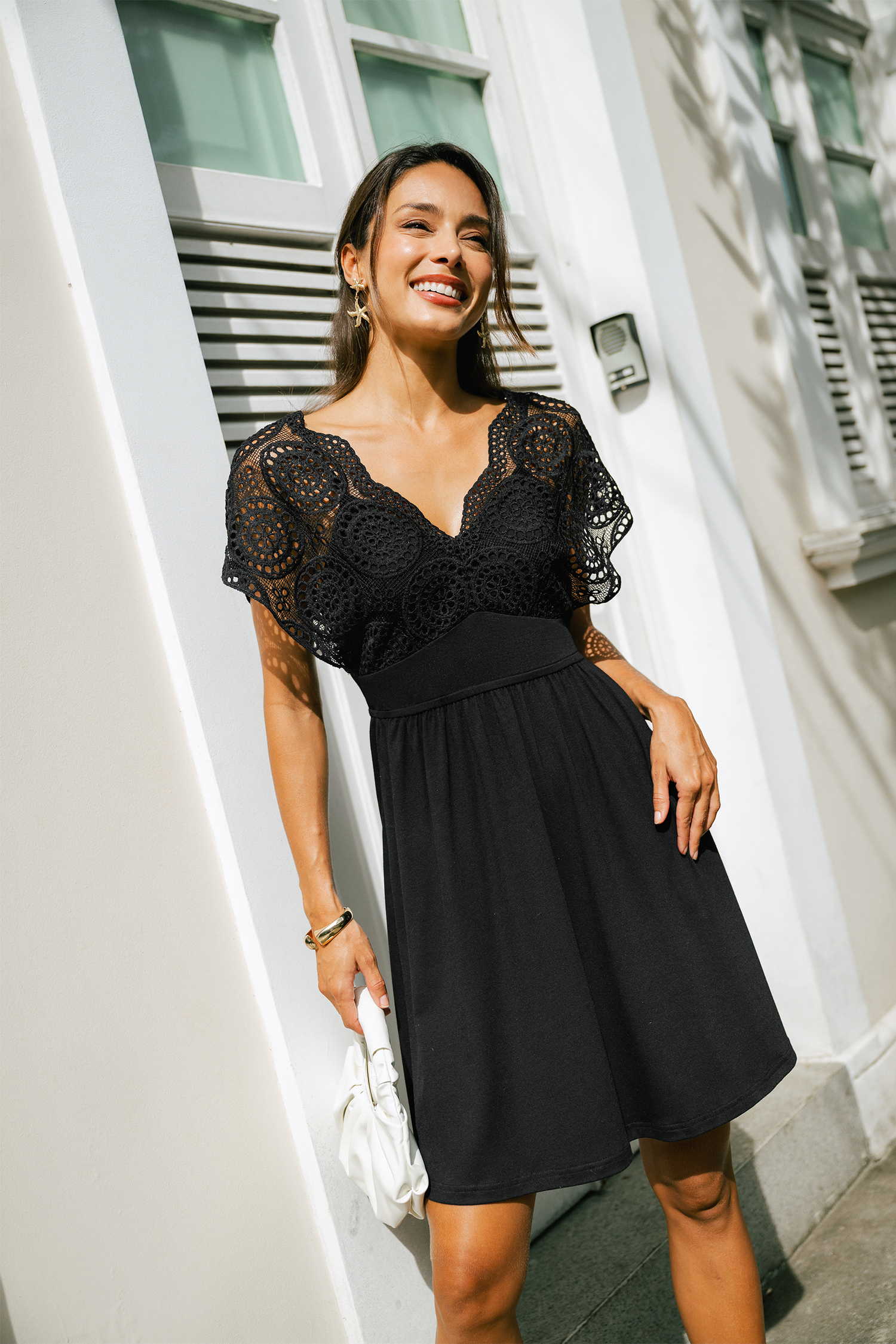 Robe courte noire à manches courtes