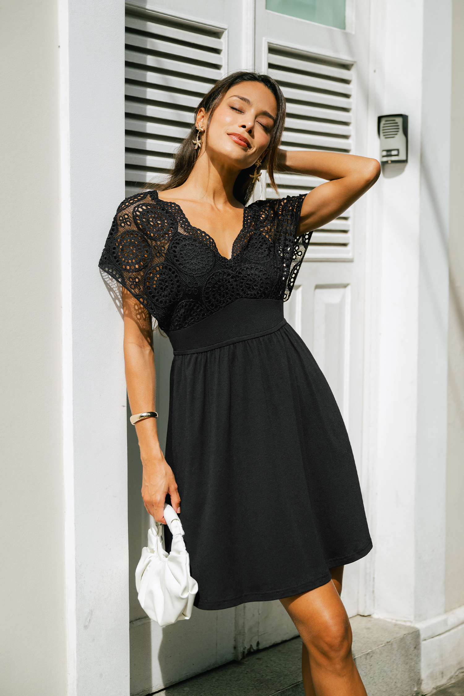 Robe courte noire à manches courtes