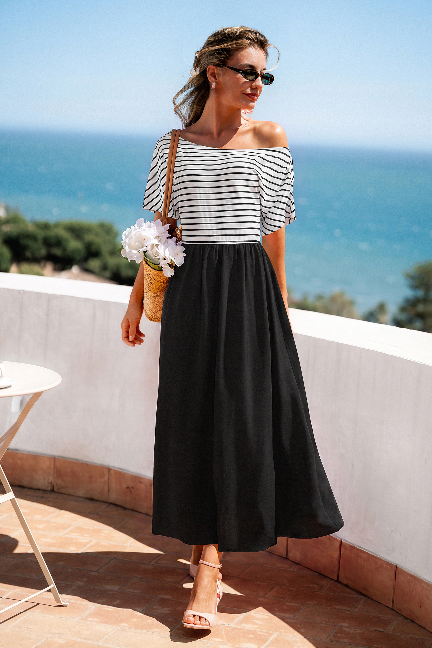 Robe longue rayée en tricot à col asymétrique
