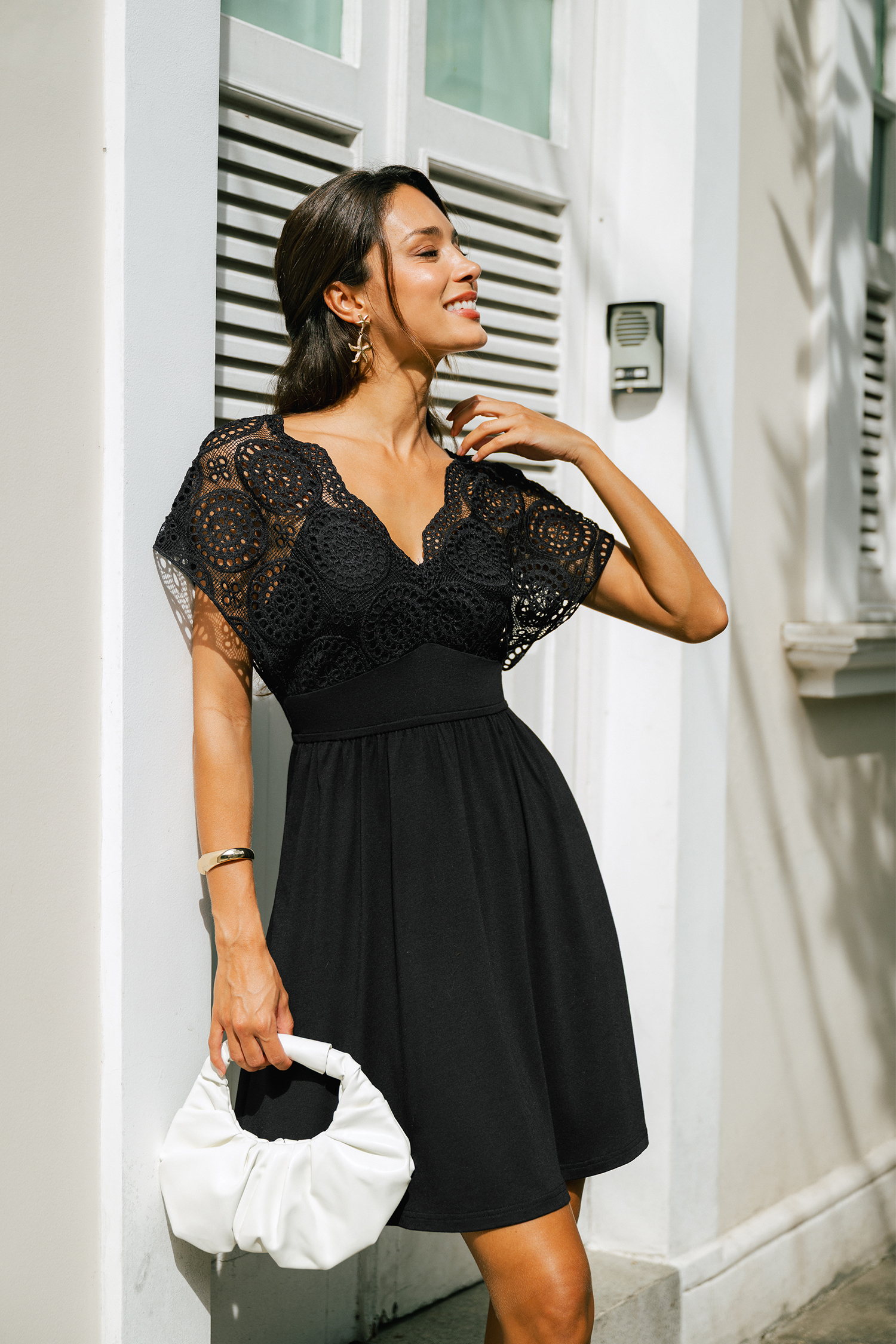 Robe courte noire à manches courtes