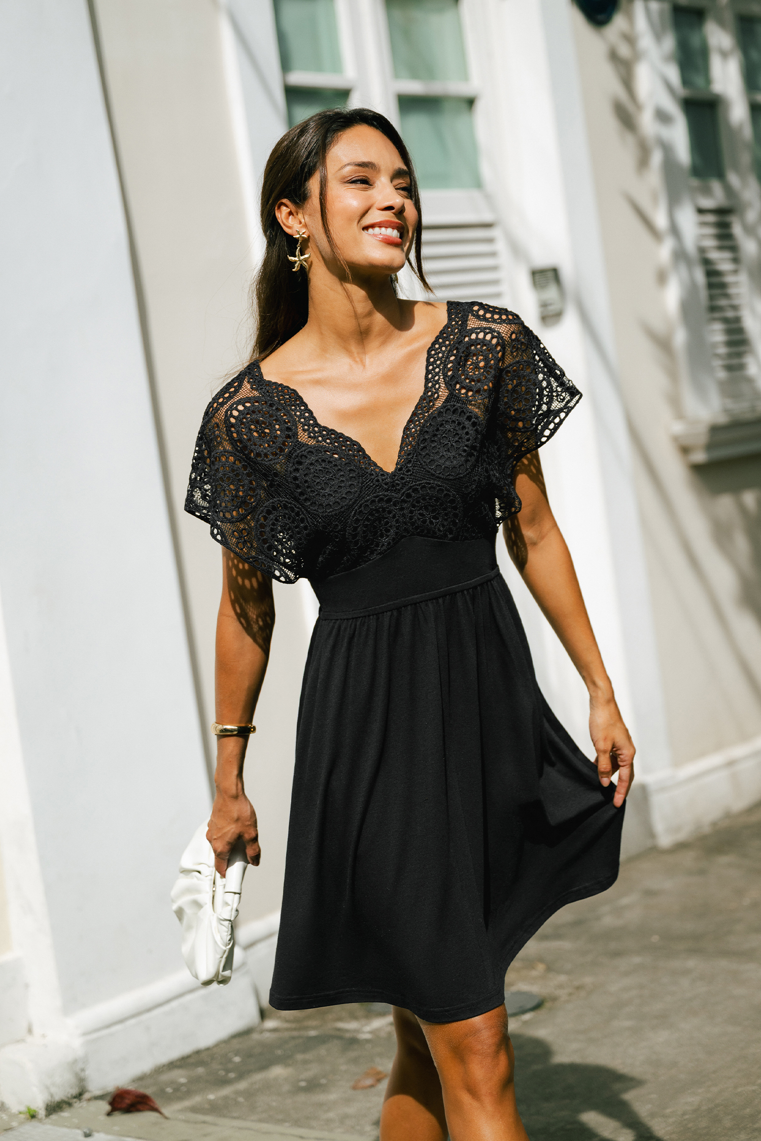 Robe courte noire à manches courtes