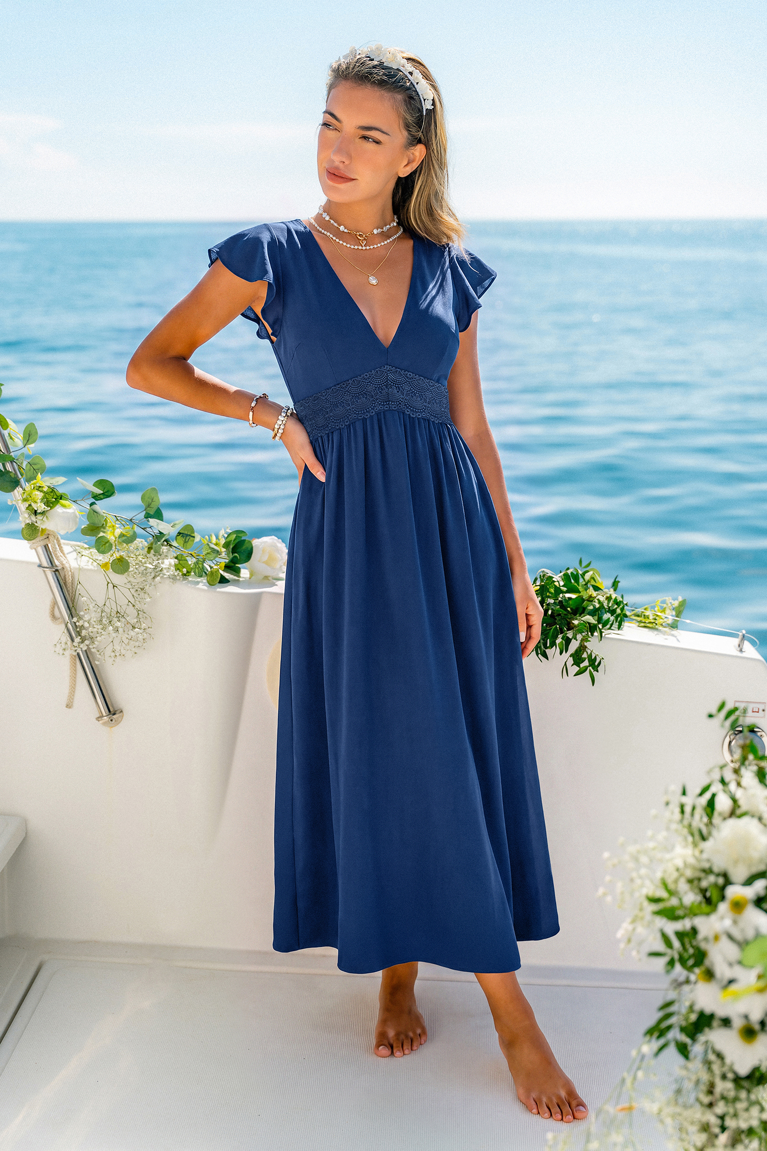 Blaues elegantes Maxikleid mit tiefem Ausschnitt