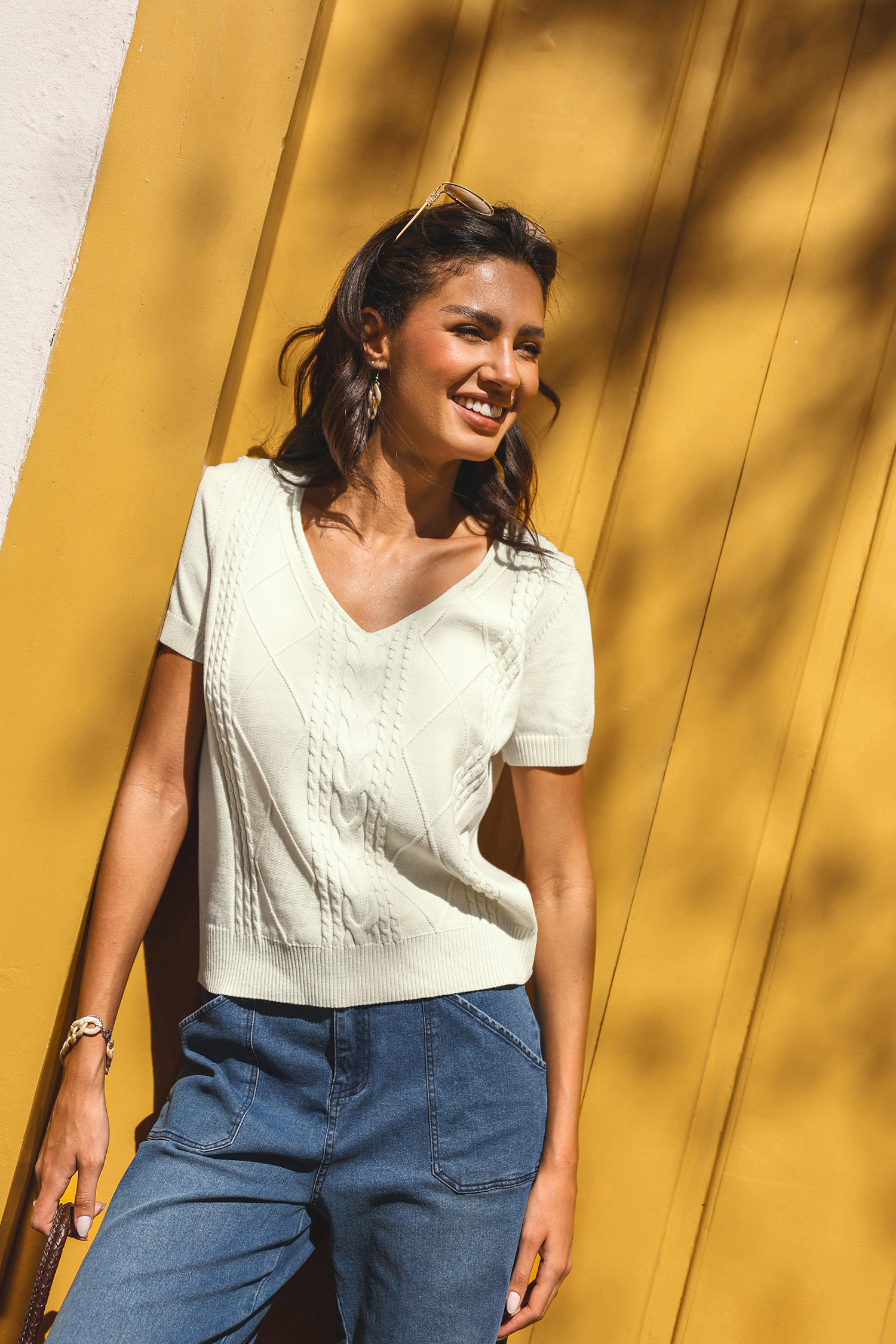 Top beige en tricot à col V et manches courtes
