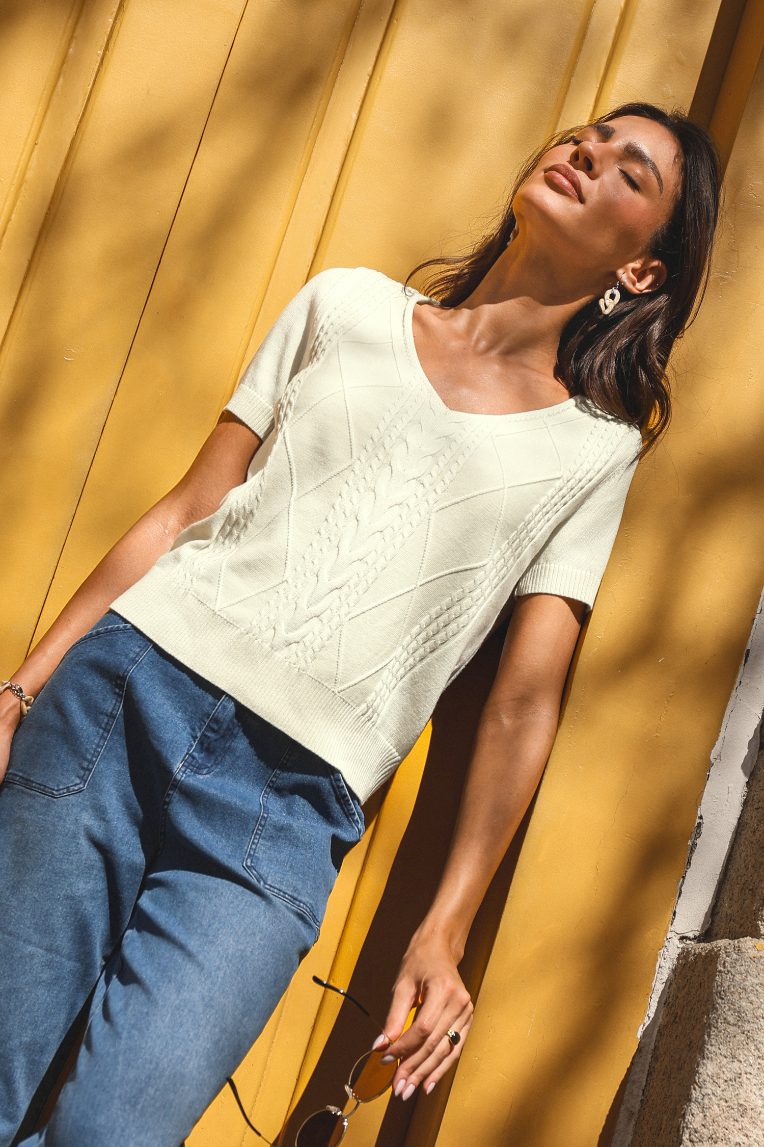 Top beige en tricot à col V et manches courtes