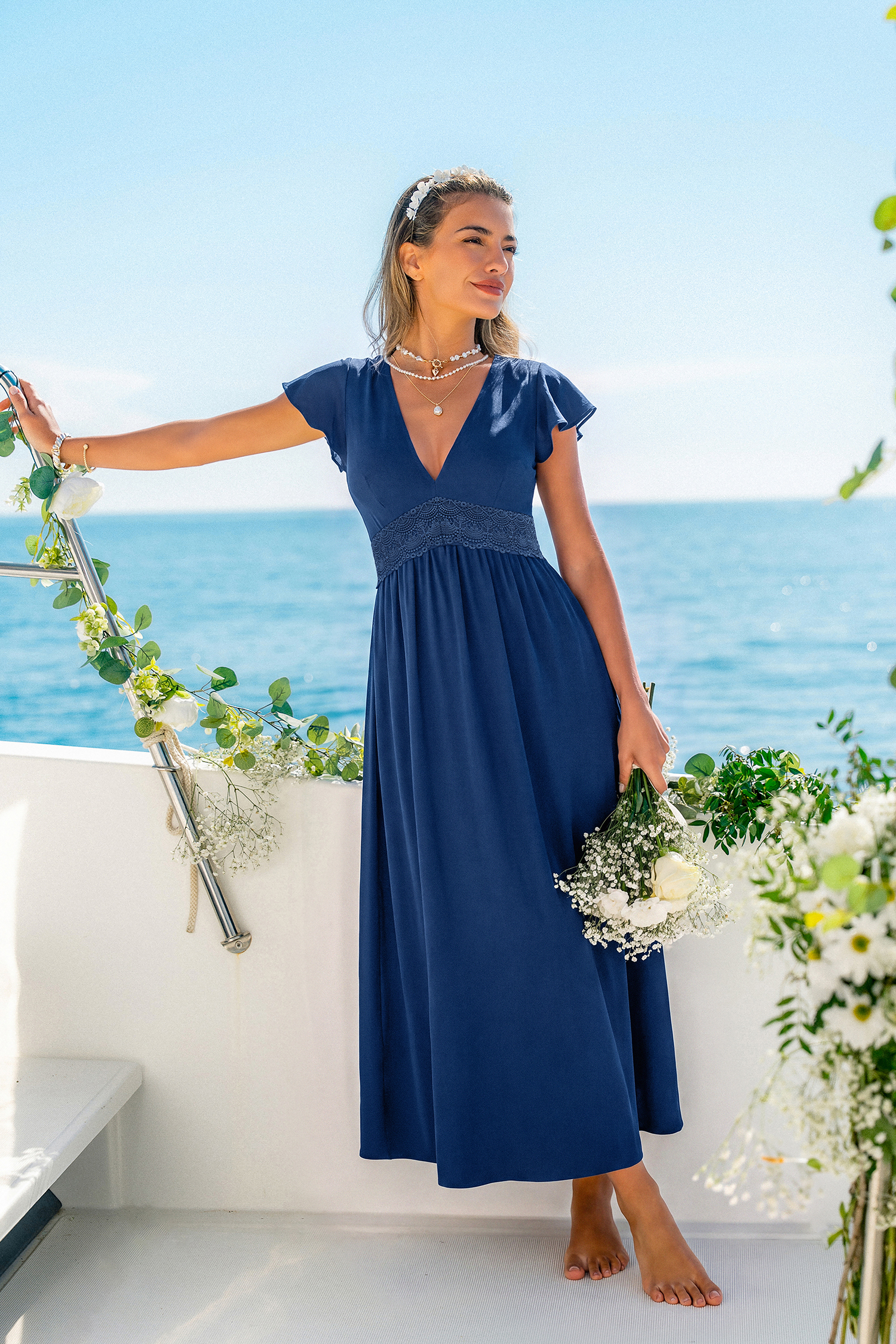 Blaues elegantes Maxikleid mit tiefem Ausschnitt