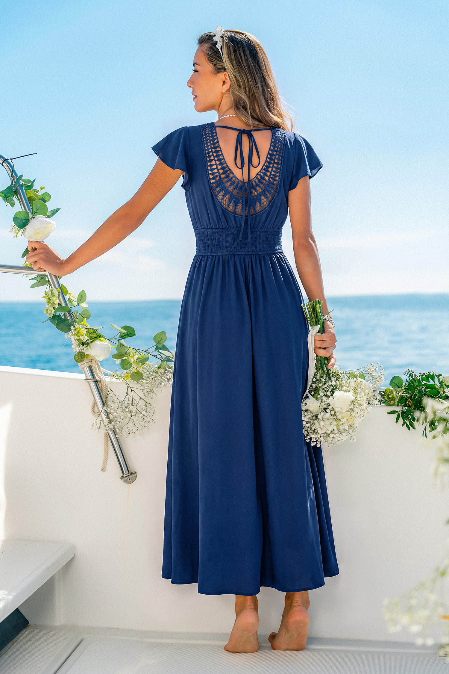 Blaues elegantes Maxikleid mit tiefem Ausschnitt