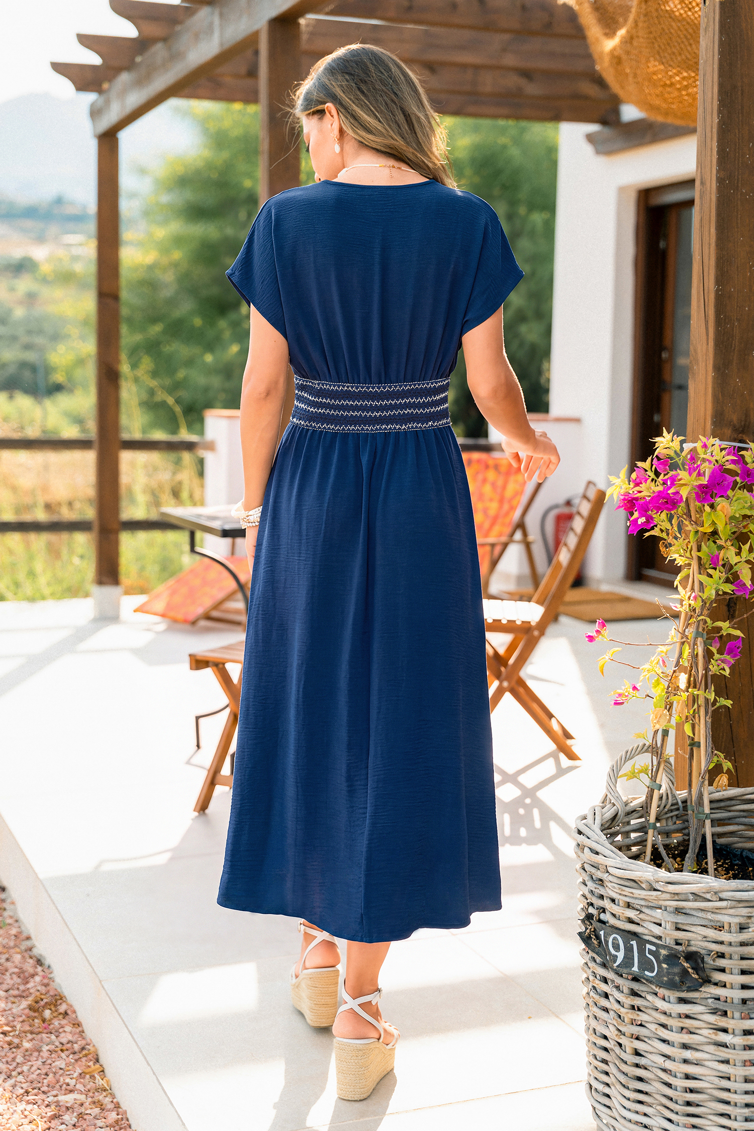 Robe longue bleue à col V et manches courtes