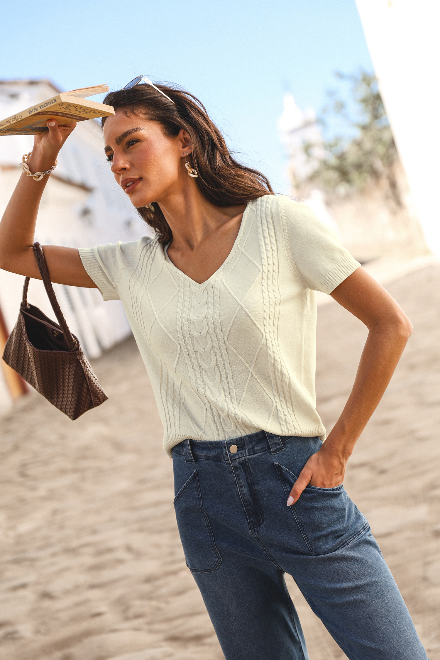 Top beige en tricot à col V et manches courtes