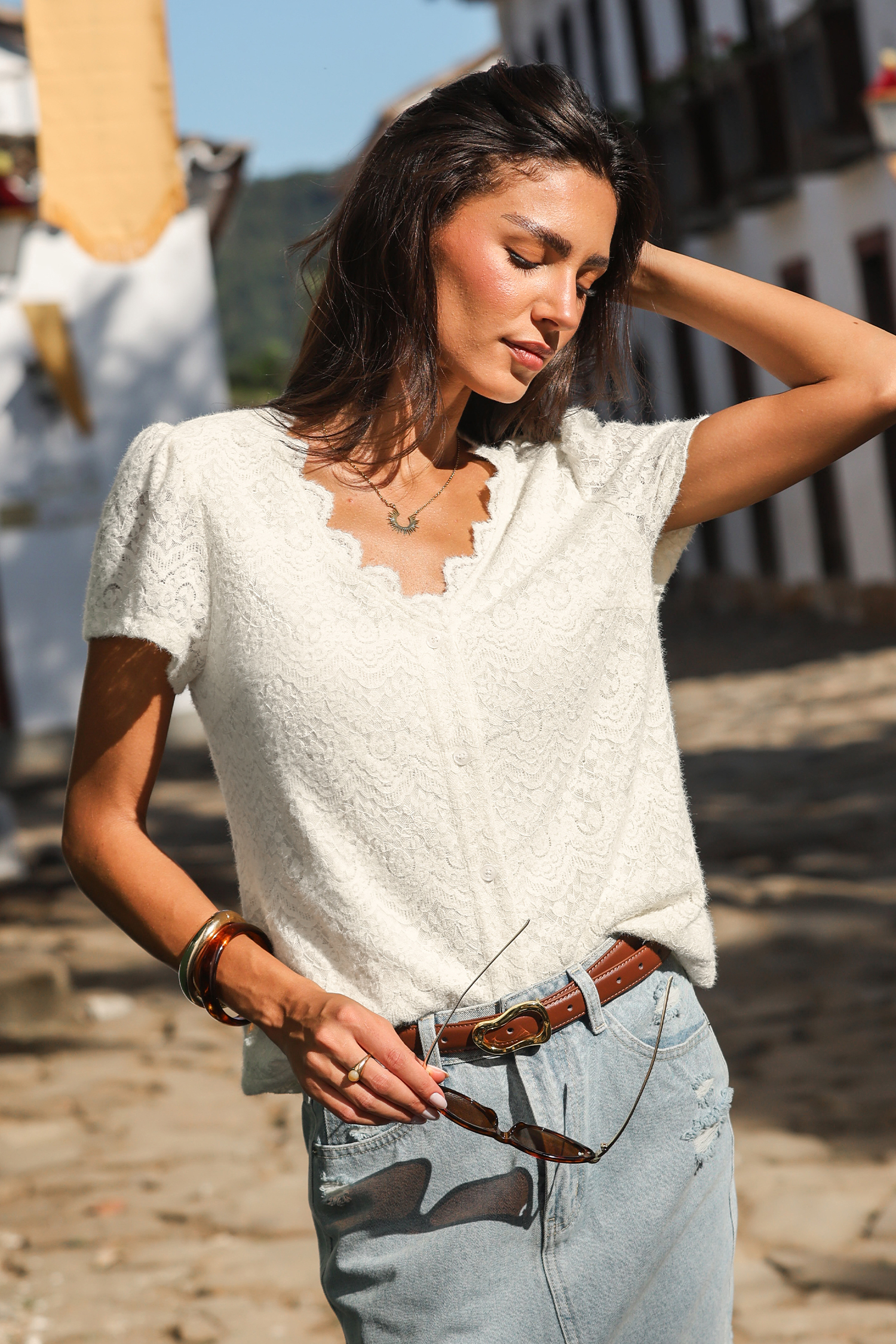 Top beige con dettagli in pizzo