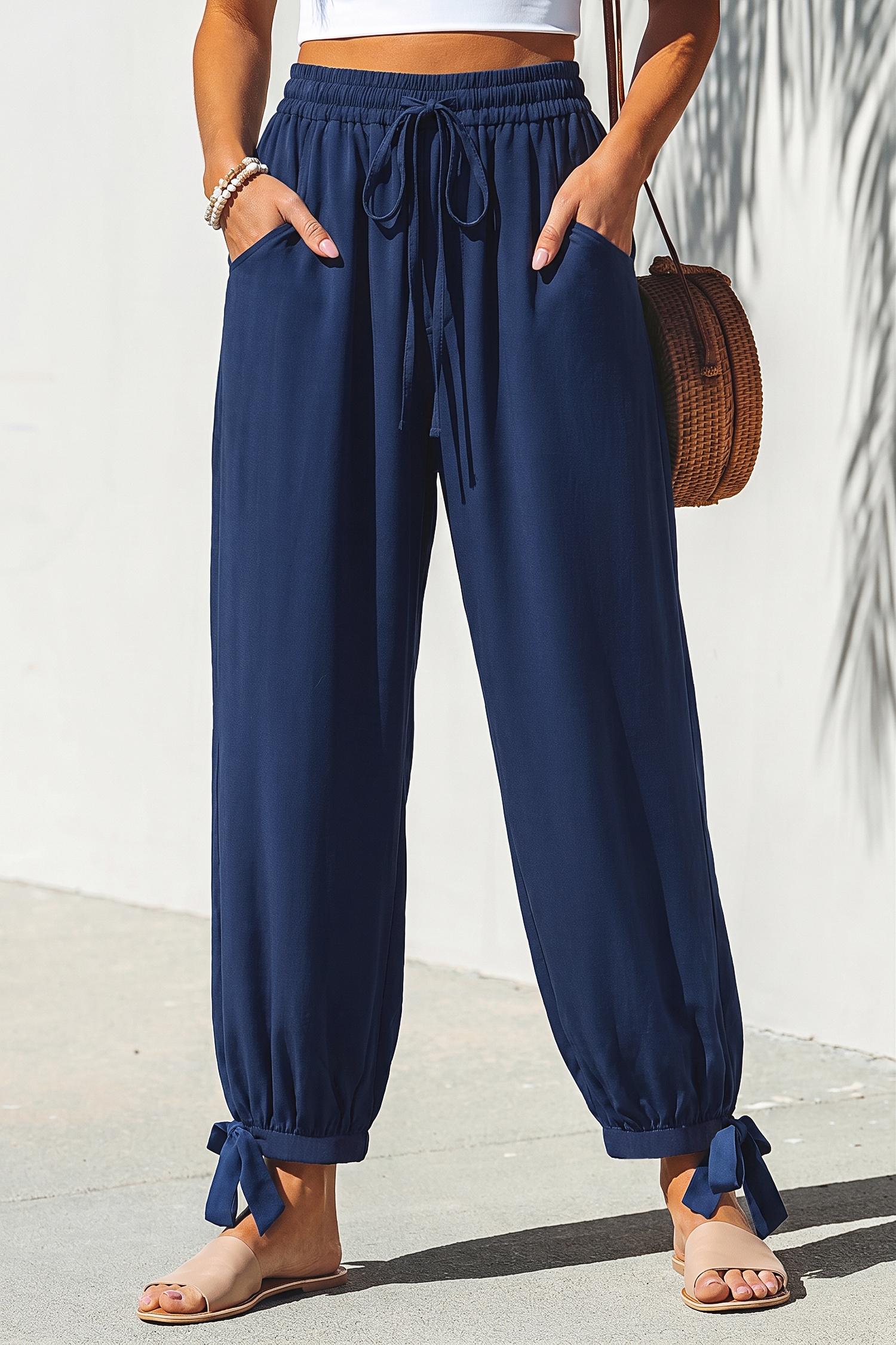 Als gegoten blauwe broek