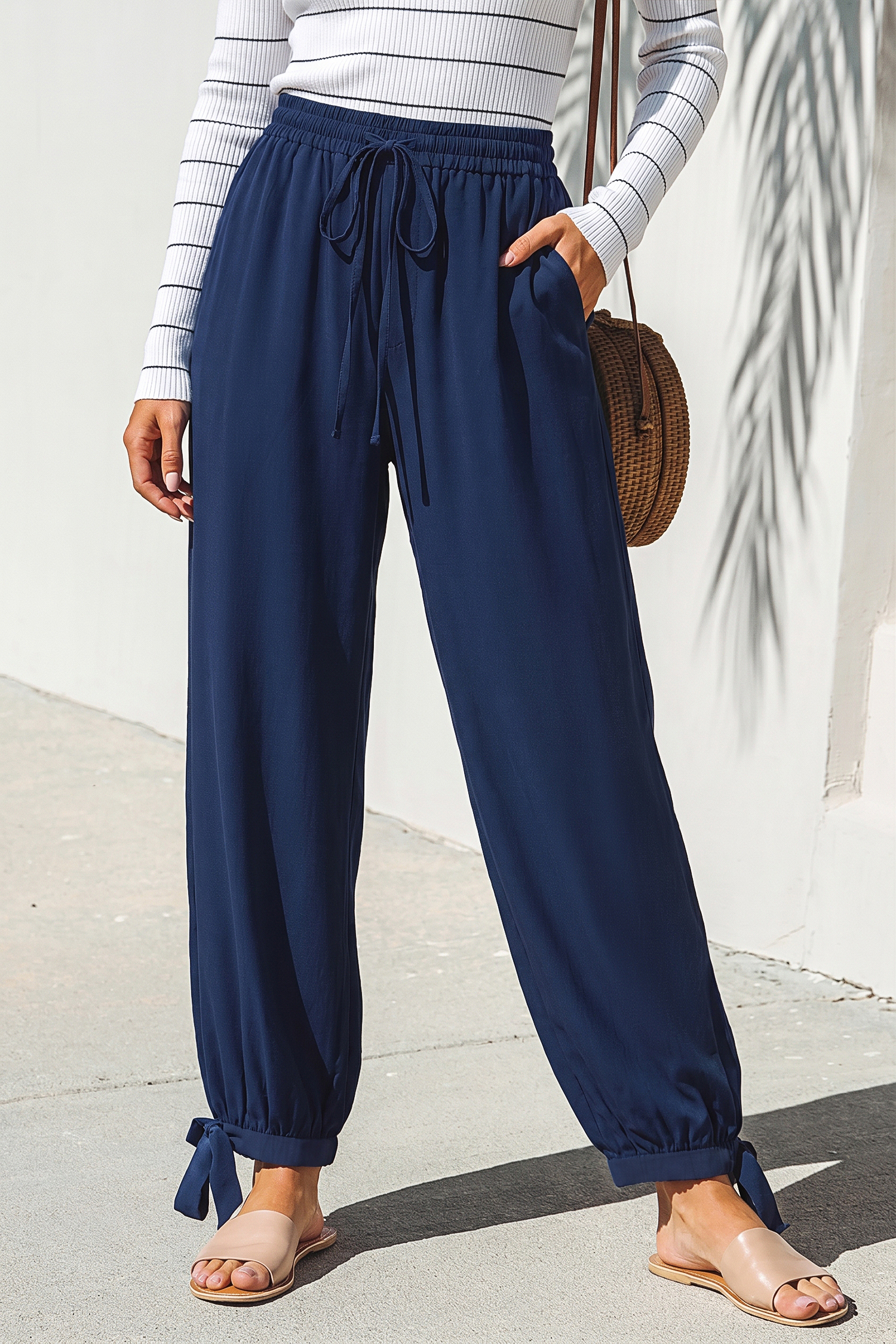 Als gegoten blauwe broek