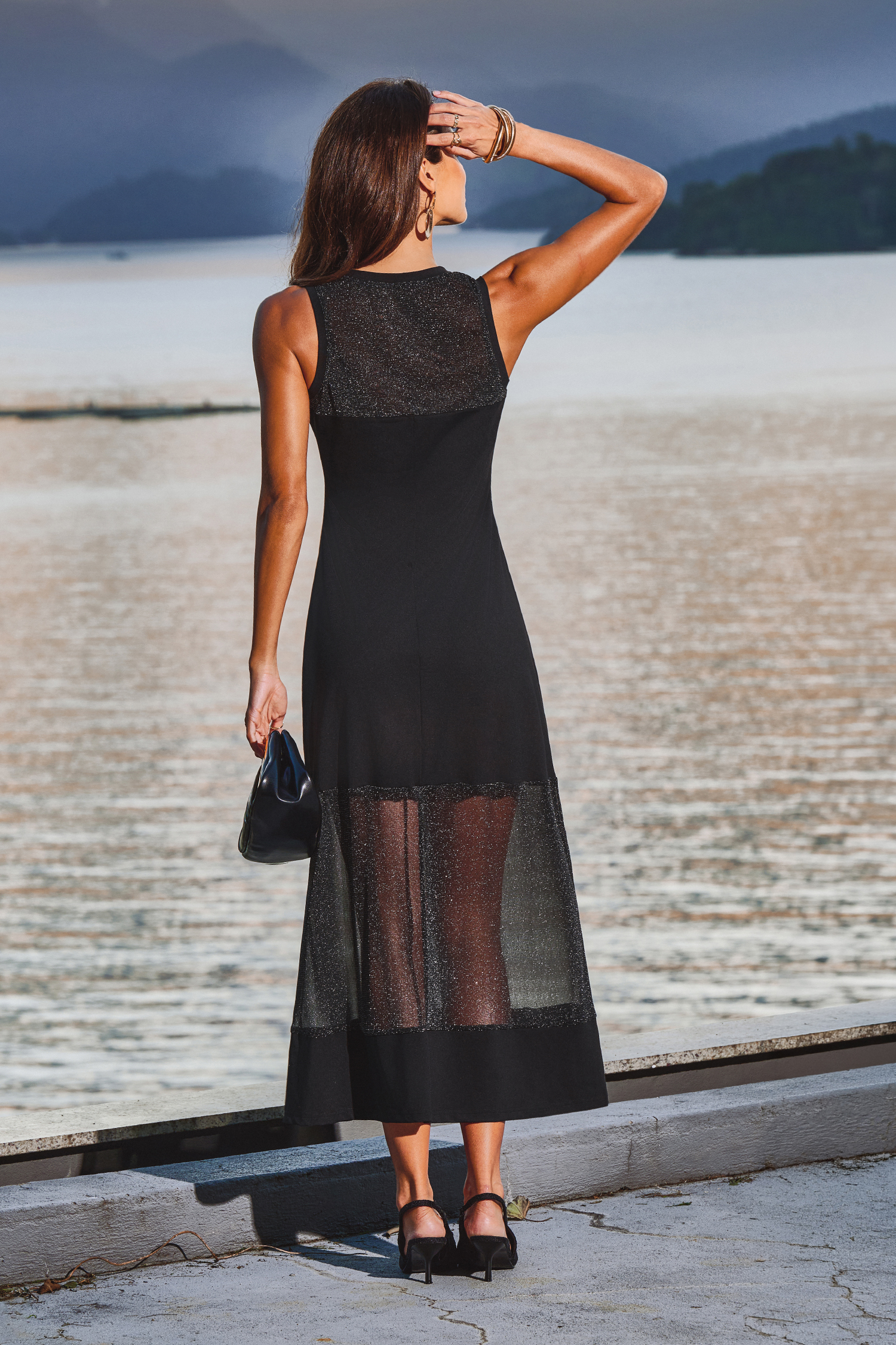 Robe longue noire à col rond et panneaux transparents