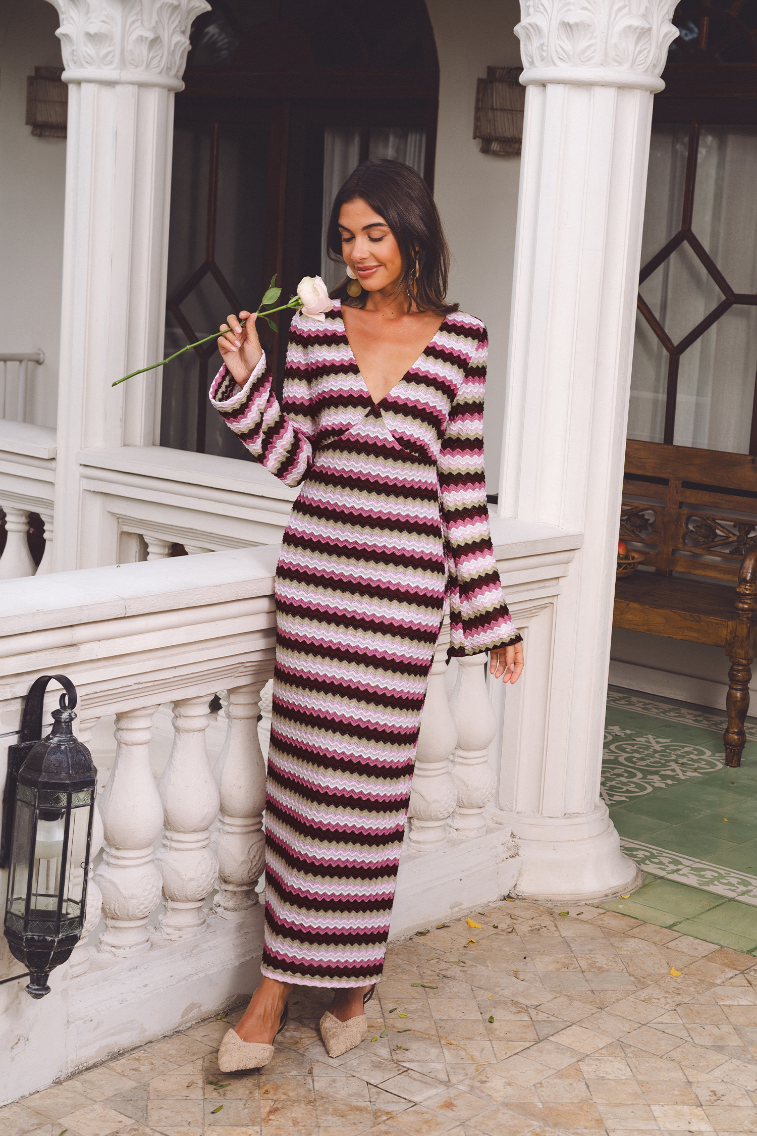 Gestreiftes Maxi-Strickkleid mit V-Ausschnitt