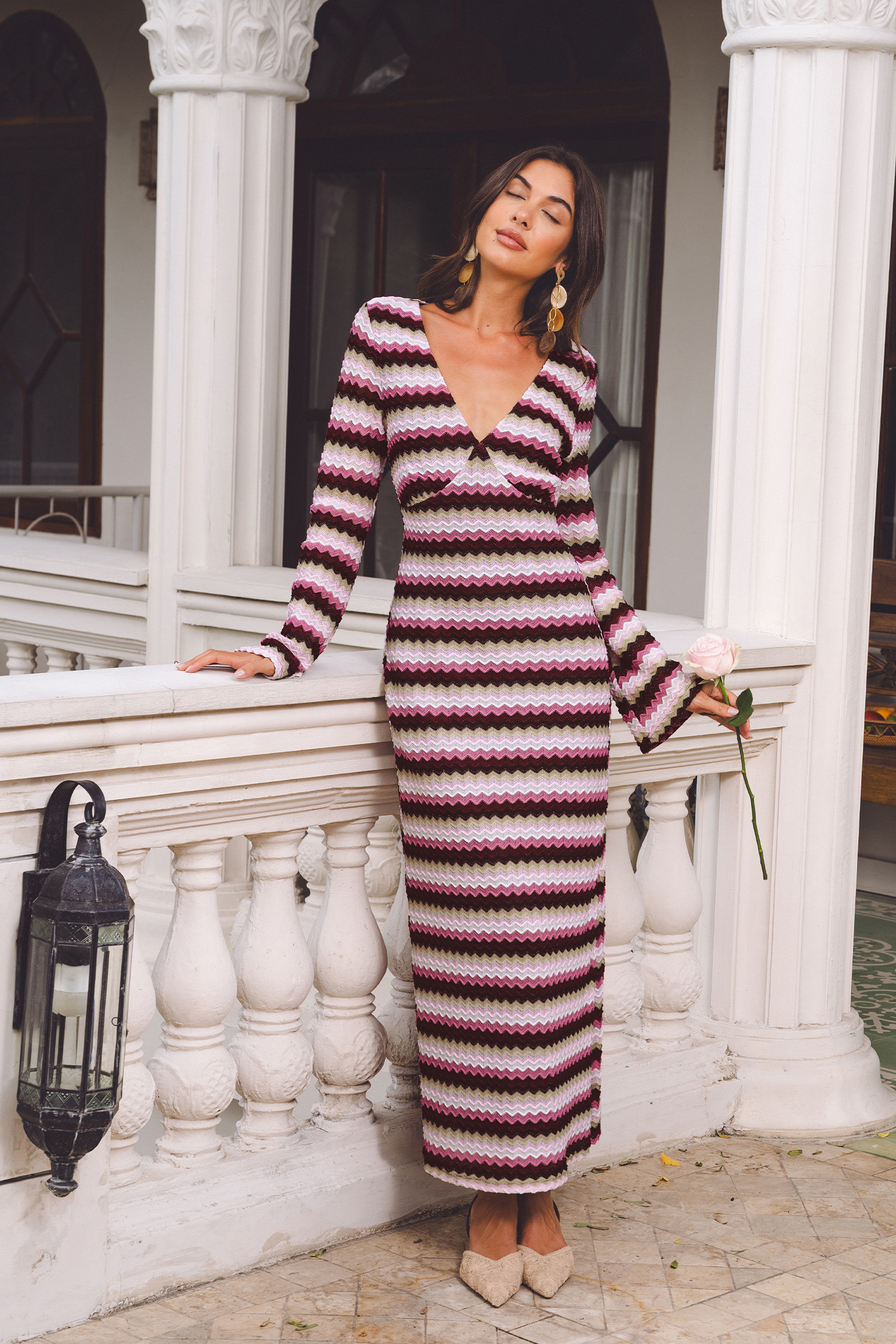 Gestreiftes Maxi-Strickkleid mit V-Ausschnitt