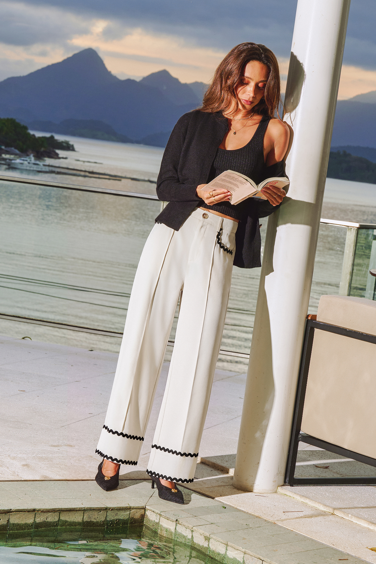 Beigefarbene Hose mit weitem Bein und Kontrastdetails