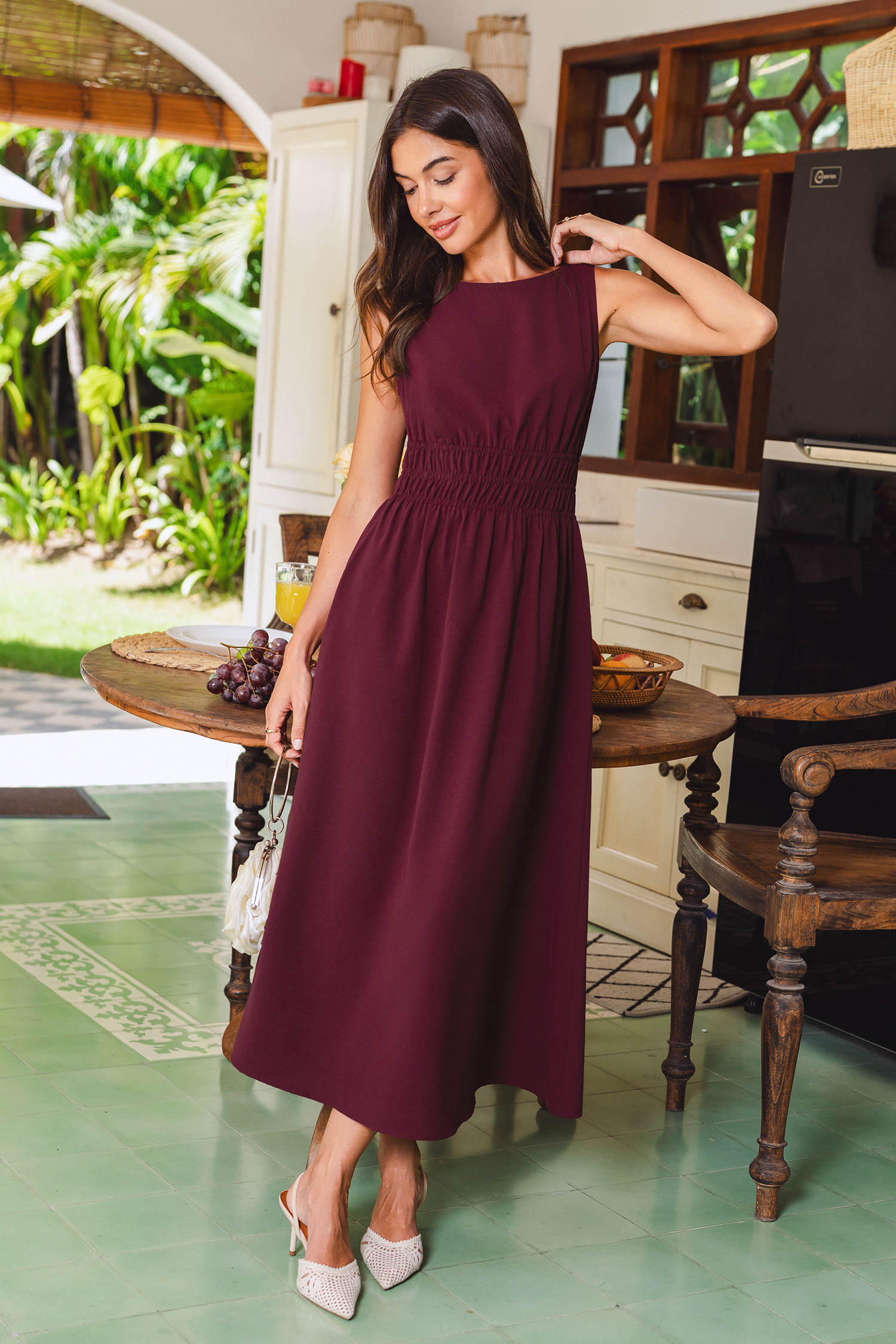 Rotes Maxikleid mit U-Boot-Ausschnitt