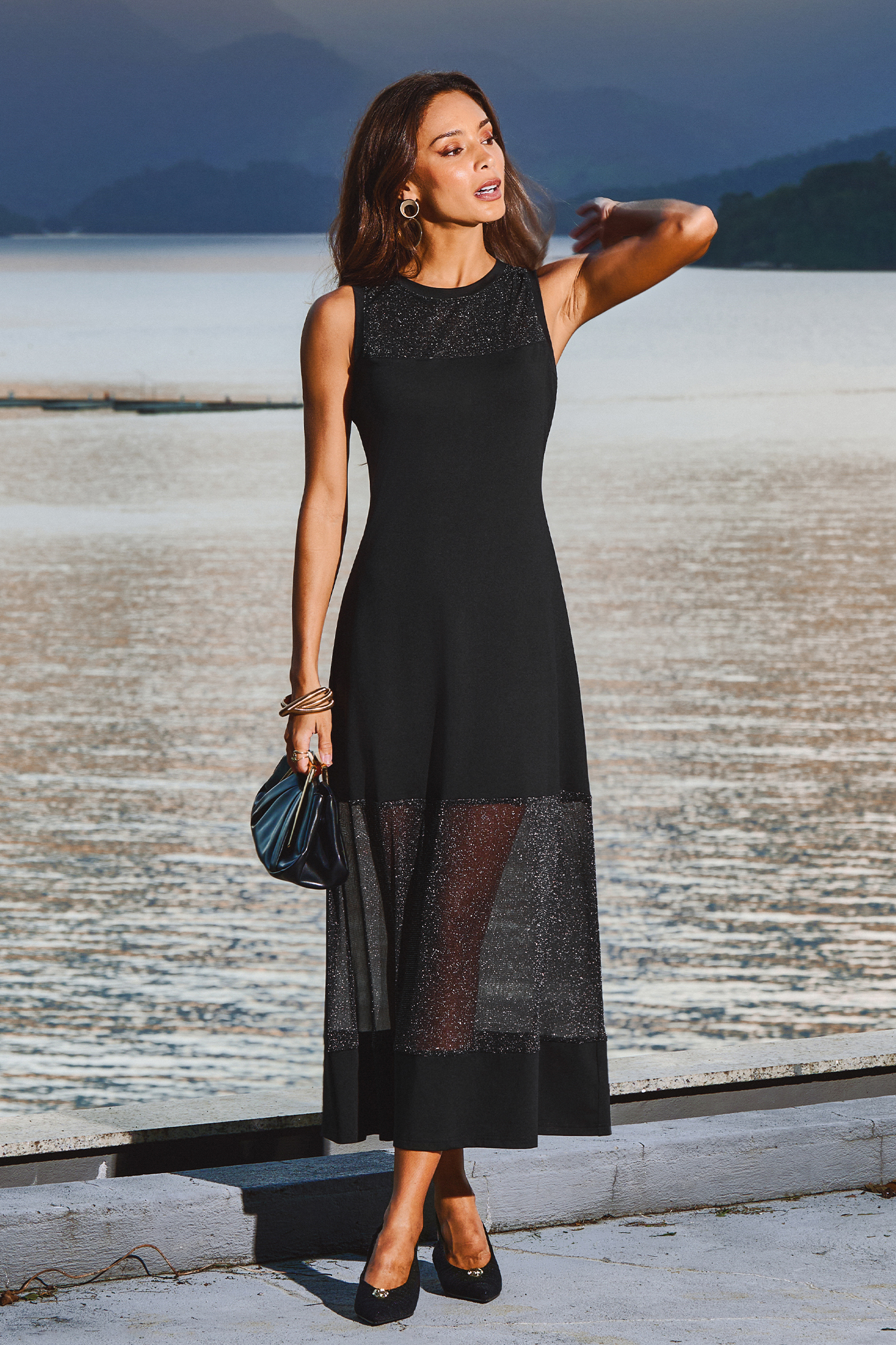 Robe longue noire à col rond et panneaux transparents