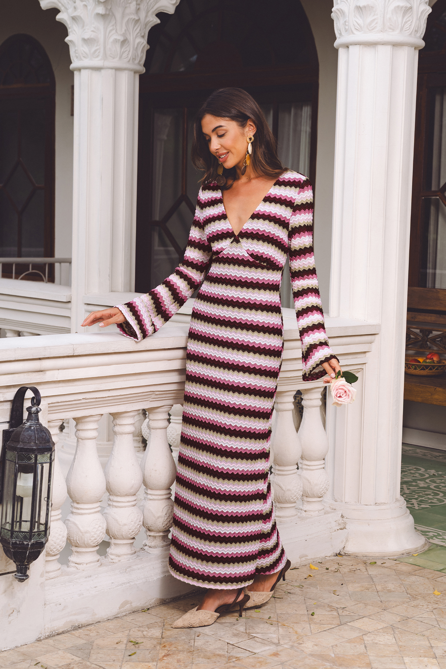 Gestreiftes Maxi-Strickkleid mit V-Ausschnitt