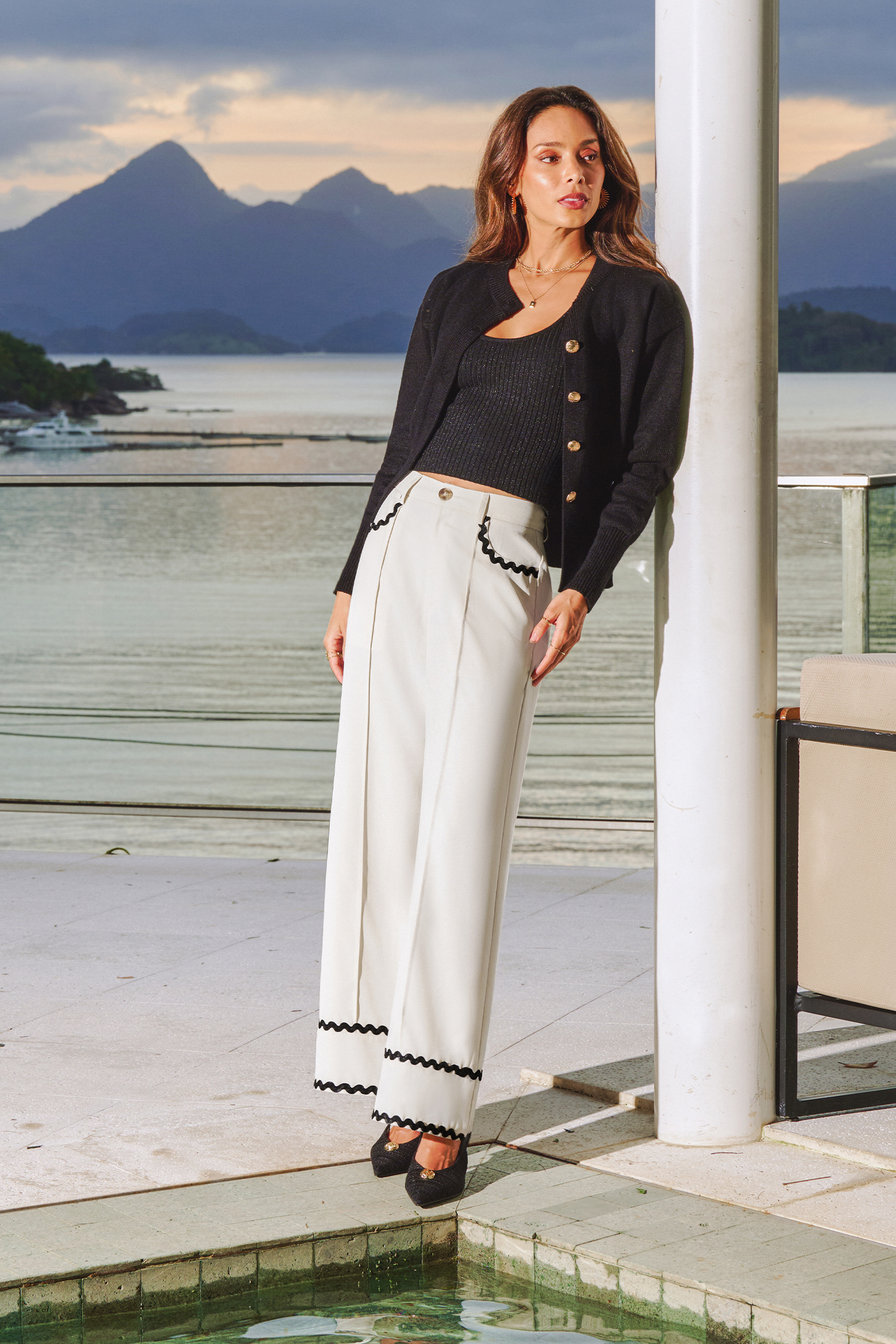 Beigefarbene Hose mit weitem Bein und Kontrastdetails